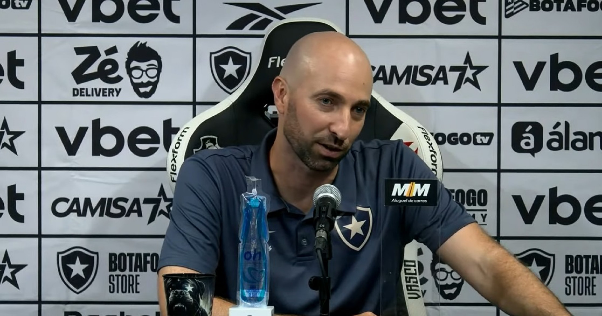 Interino do Botafogo elogia 'bom ambiente' e fala de Franclim Carvalho: 'Será bem recebido'