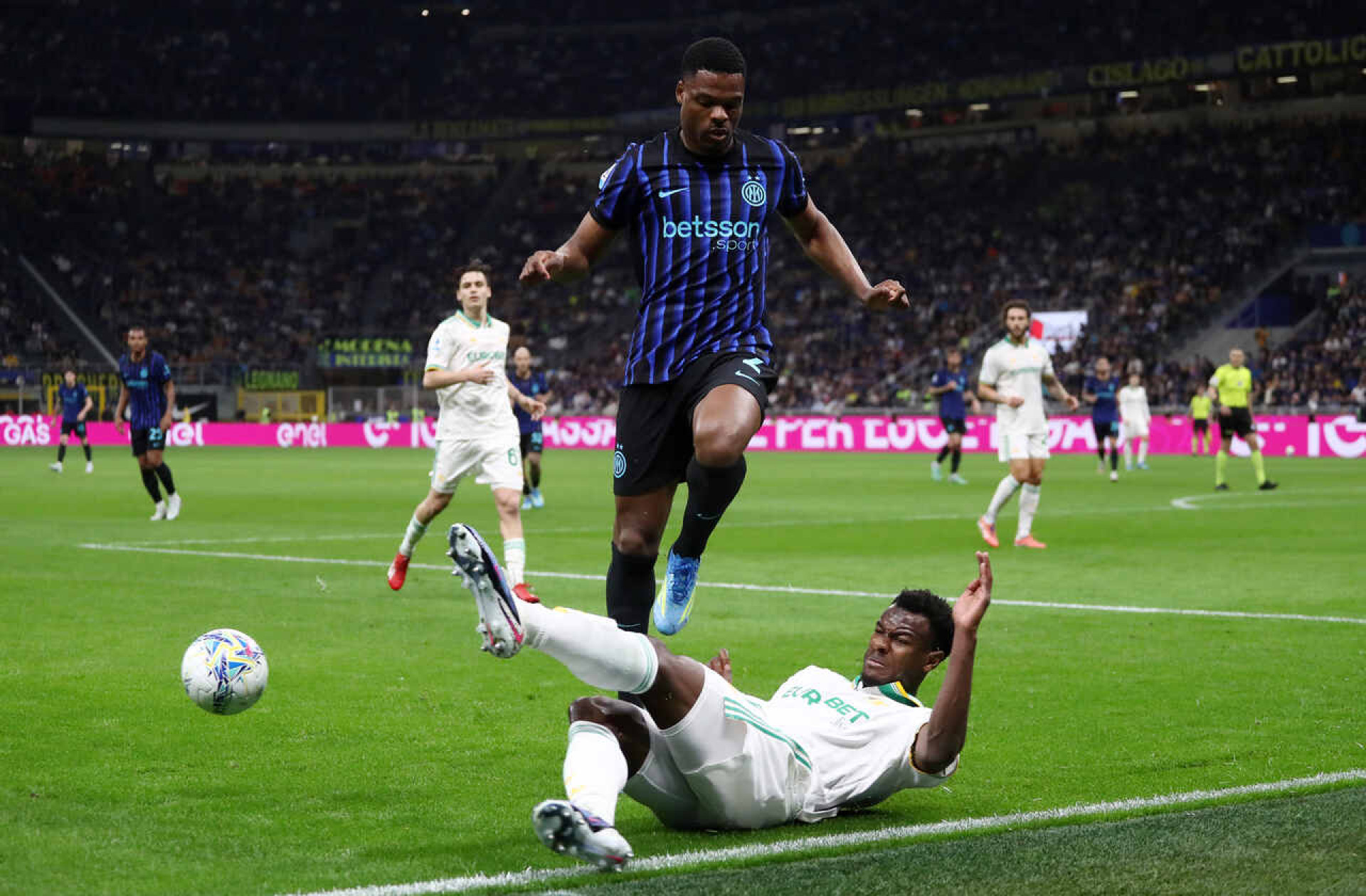 Inter de Mil&atilde;o goleia Roma e dispara na lideran&ccedil;a do Italiano