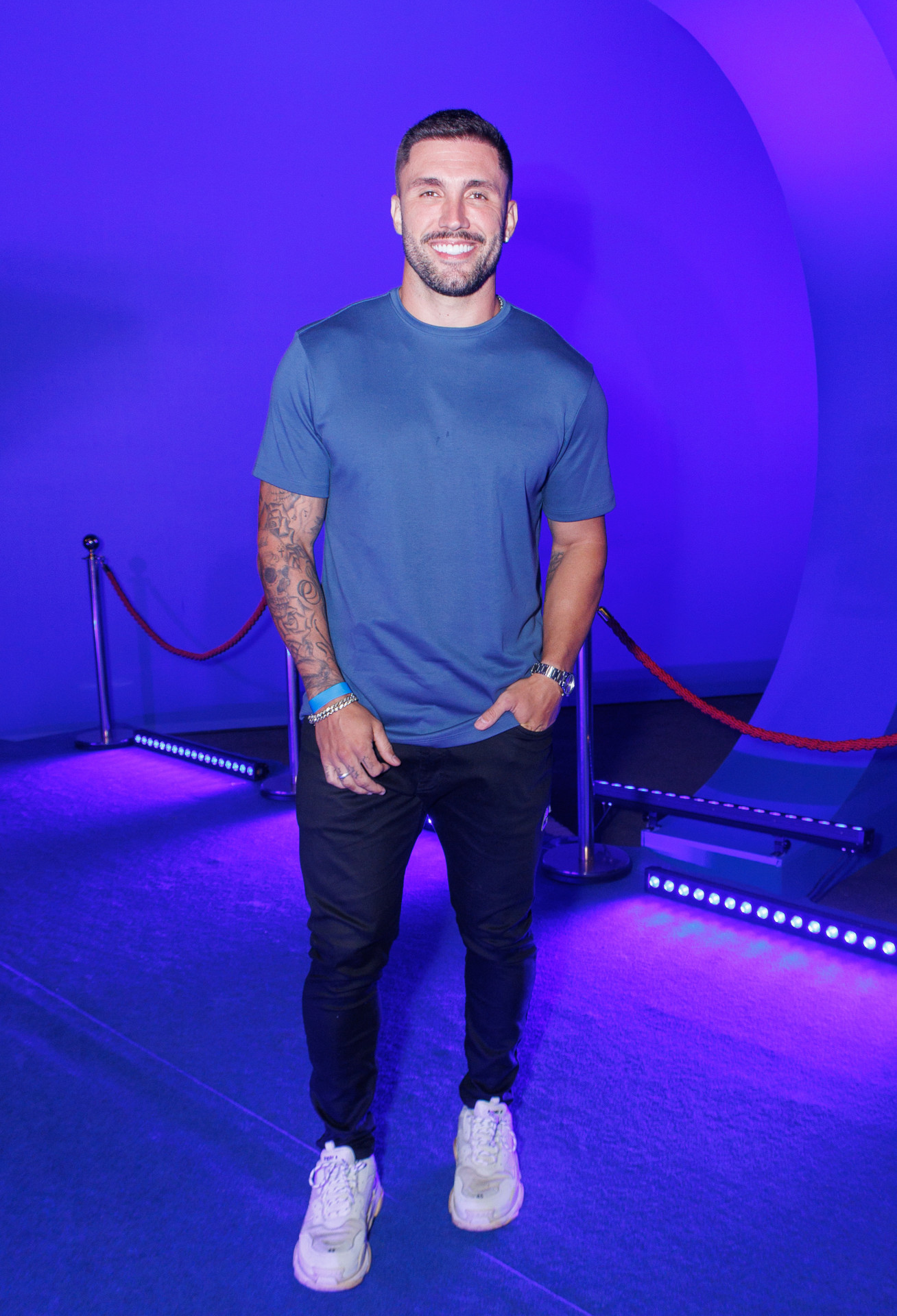 Arthur Picoli curte festa na exposição imersiva do \'Big Brother Brasil\'