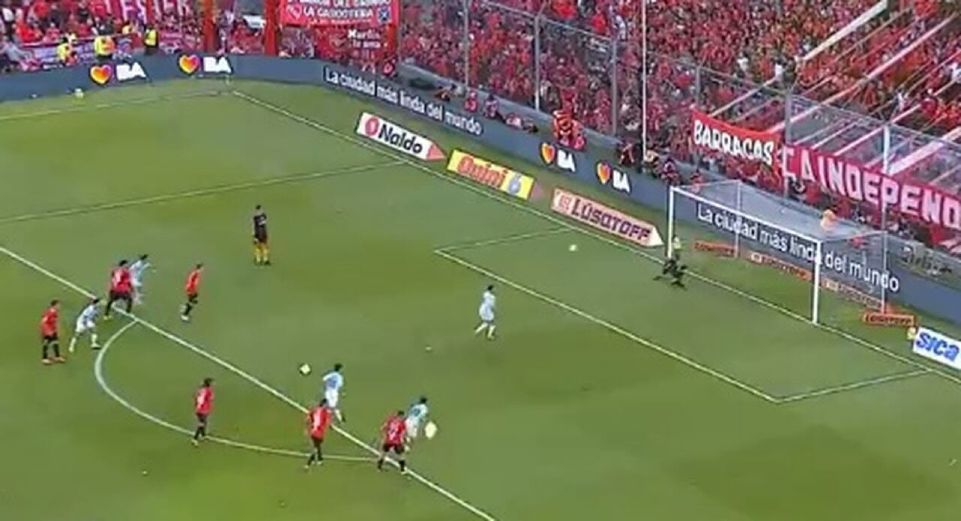 V&iacute;deo: cavadinha d&aacute; errado e jogador &eacute; zoado por rivais em cl&aacute;ssico na Argentina