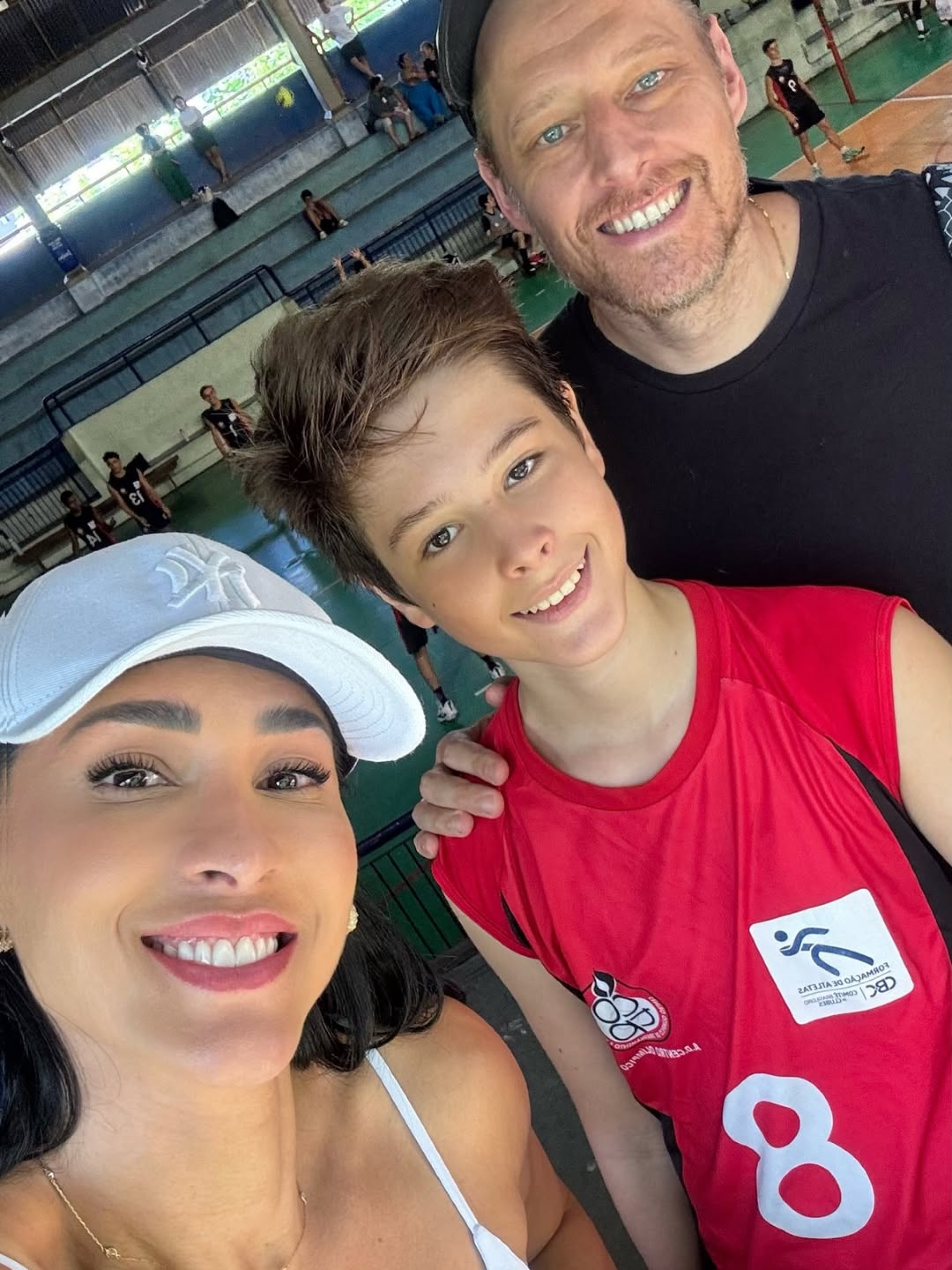 Jaqueline Oliveira e Murilo Endres se emocionam no primeiro jogo de vôlei do filho, Arthur - Reprodução / Instagram