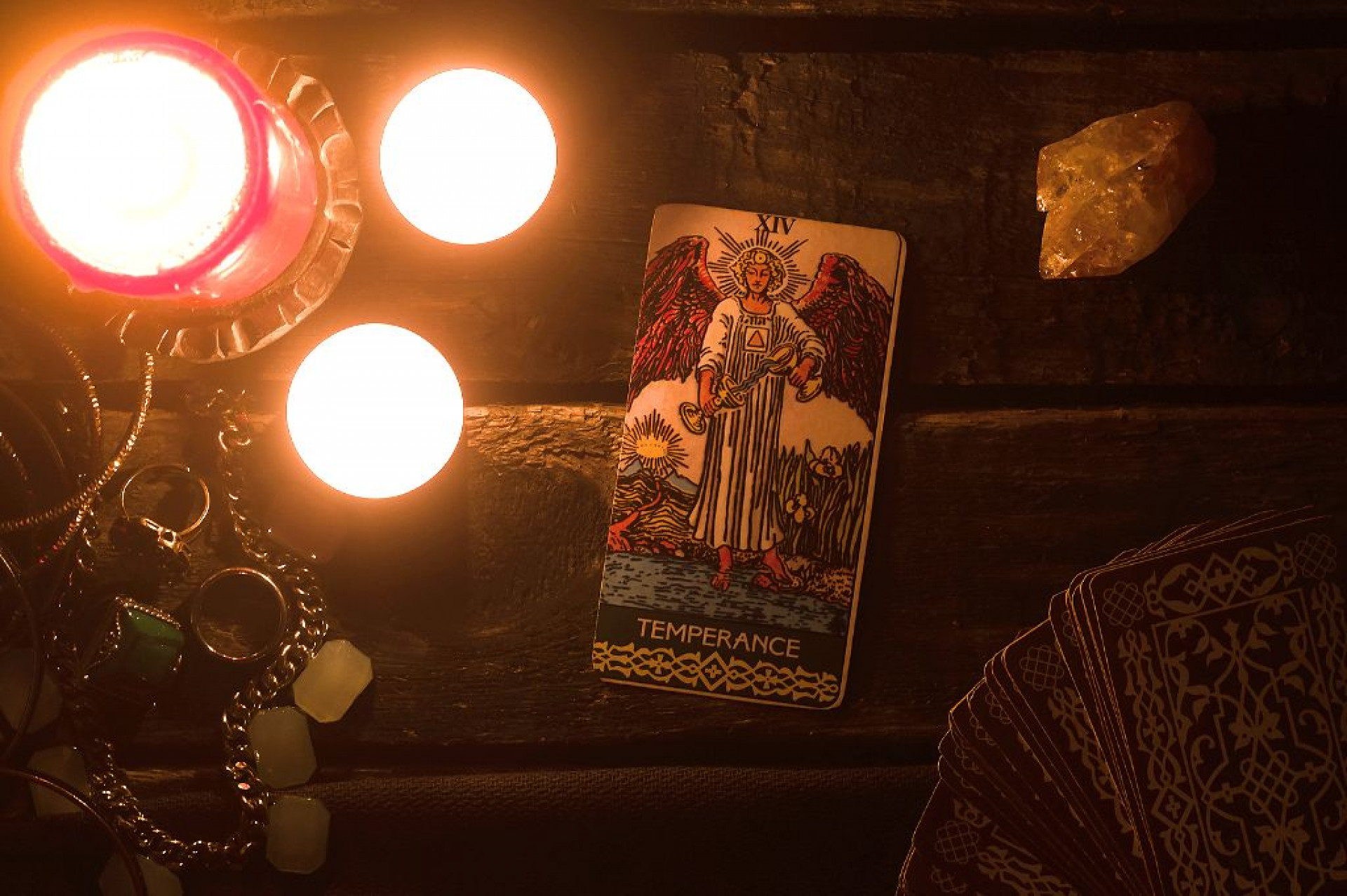 Previs&otilde;es de Tarot do M&ecirc;s: a carta de abril de 2026 e o que ela revela para voc&ecirc;