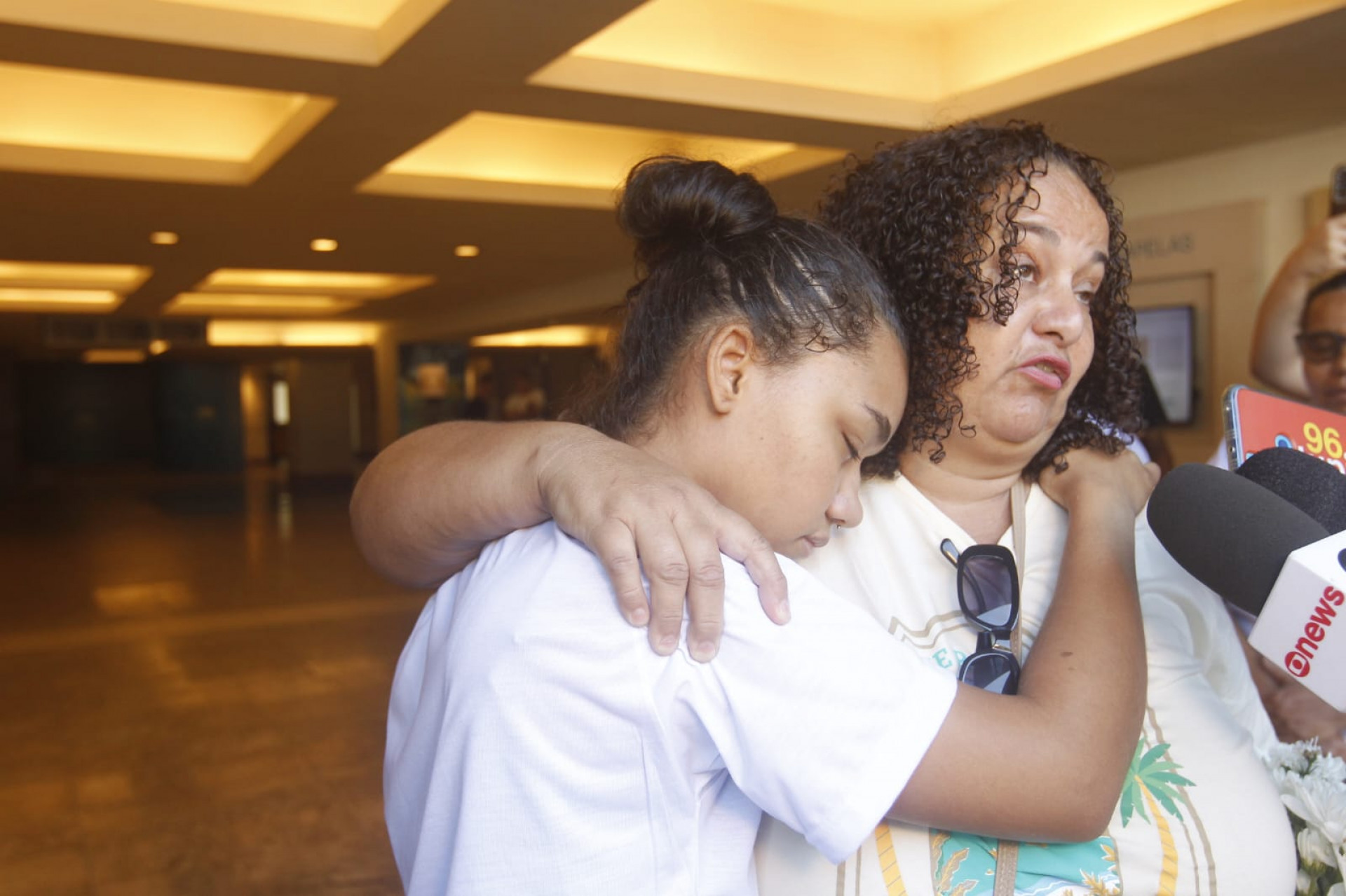 Mãe da Maya precisou ser amparada por familiares durante velório - Reginaldo Pimenta/Agência O DIA