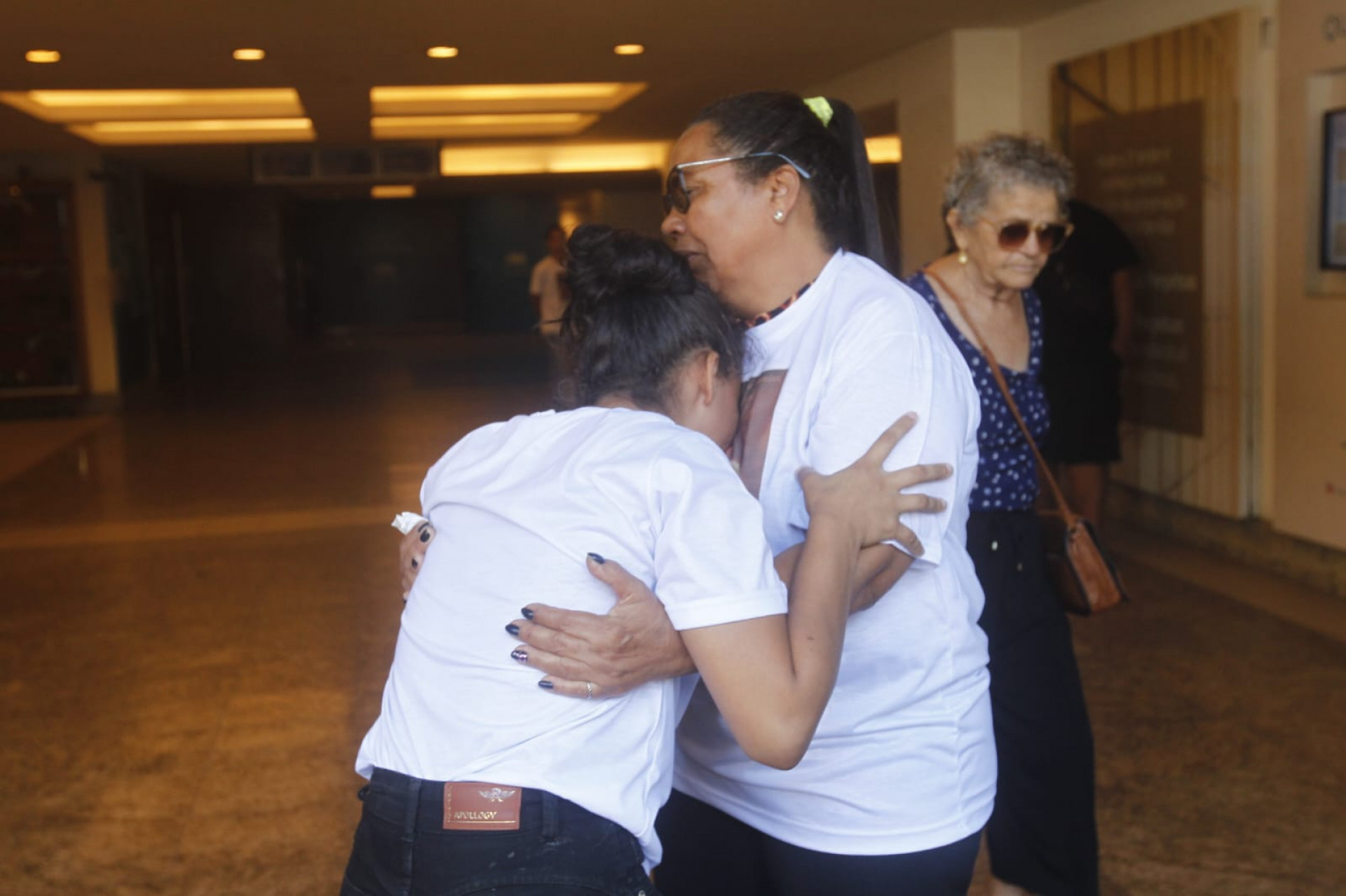 Mãe da Maya precisou ser amparada por familiares durante velório - Reginaldo Pimenta/Agência O DIA