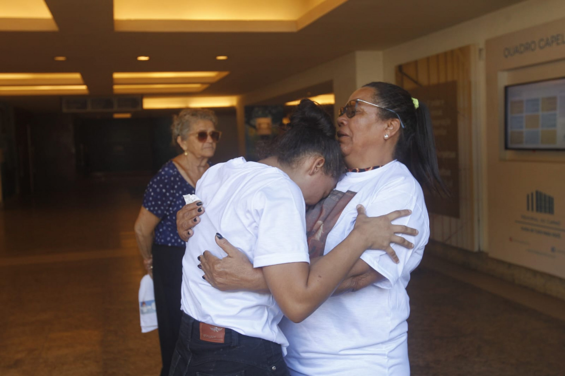 Mãe da Maya precisou ser amparada por familiares durante velório - Reginaldo Pimenta/Agência O DIA