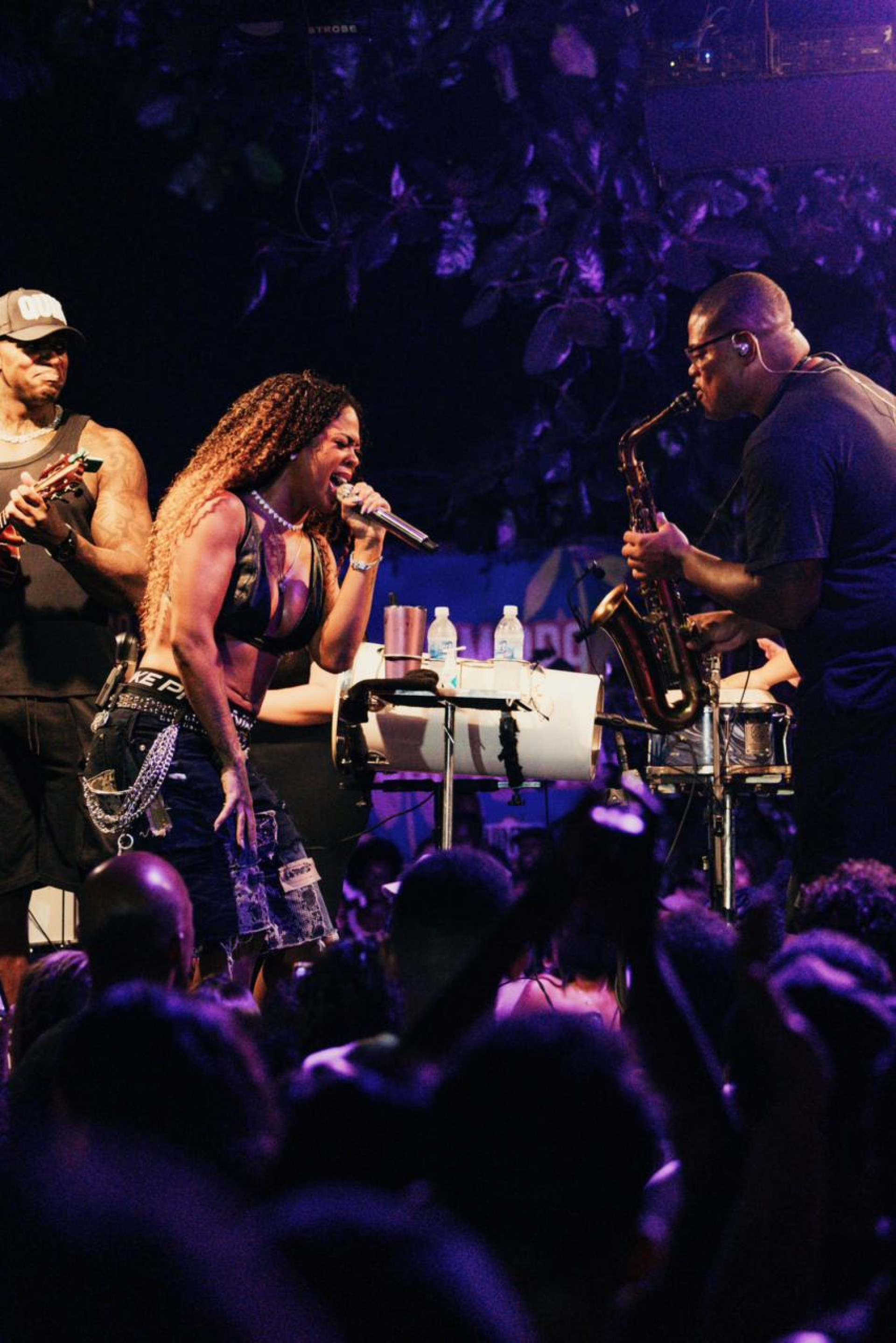 Marvvila volta aos palcos após retirada de tumor no ouvido
 - Divulgação