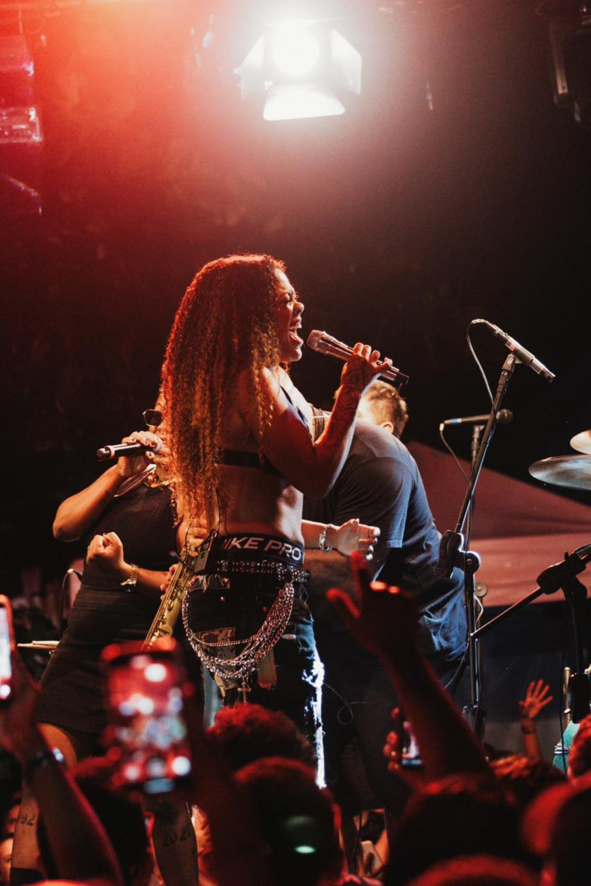 Marvvila volta aos palcos após retirada de tumor no ouvido
 - Divulgação