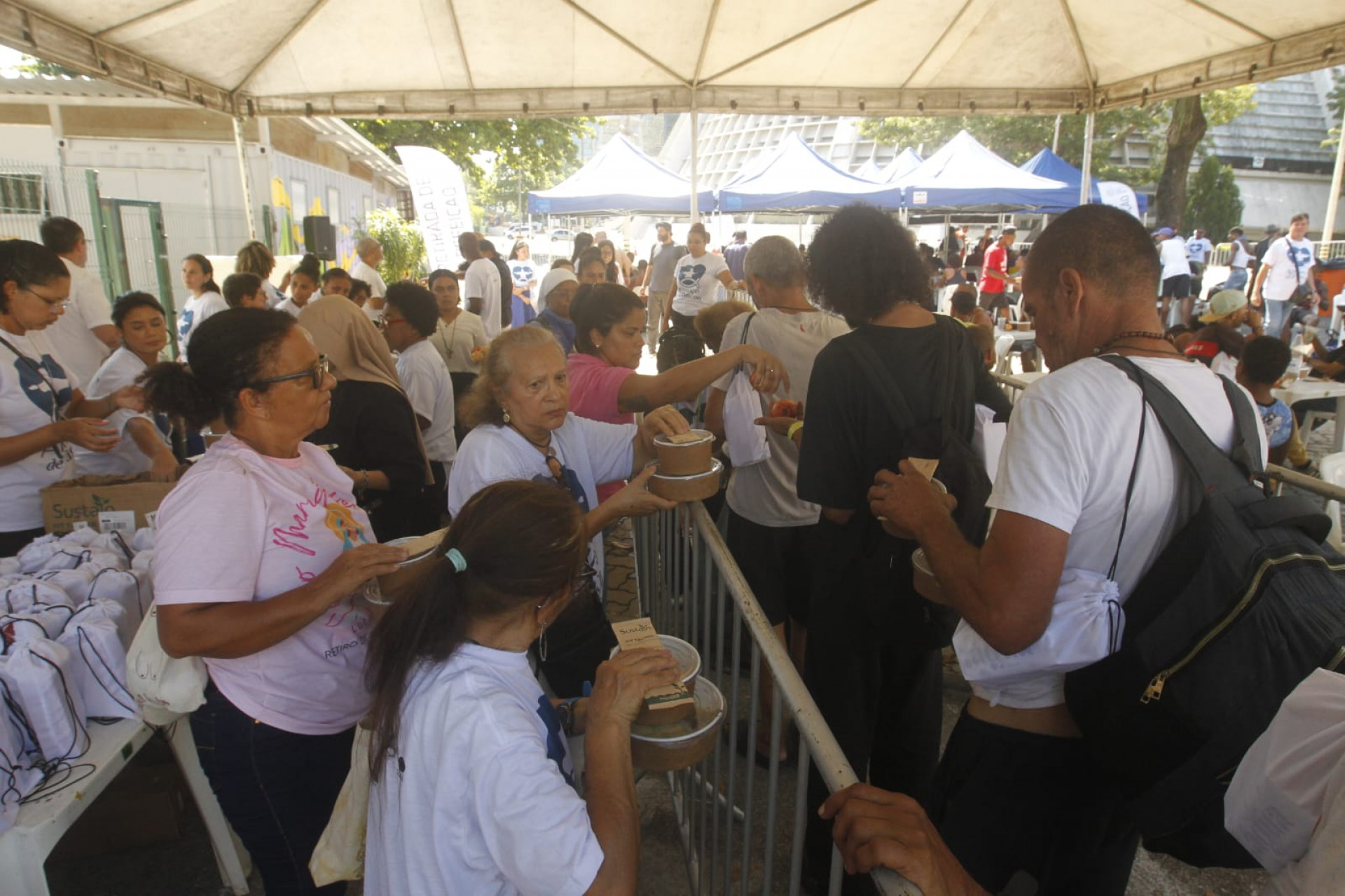 Catedral Metropolitana distribui mais de mil refeições para pessoas em situação de rua