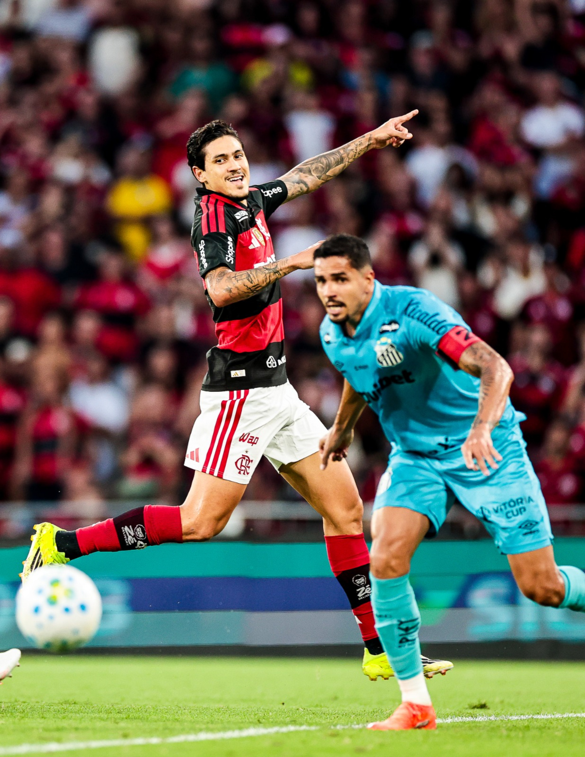 Pedro pedindo a bola, em jogo no Maracanã - Gilvan de Souza / Flamengo