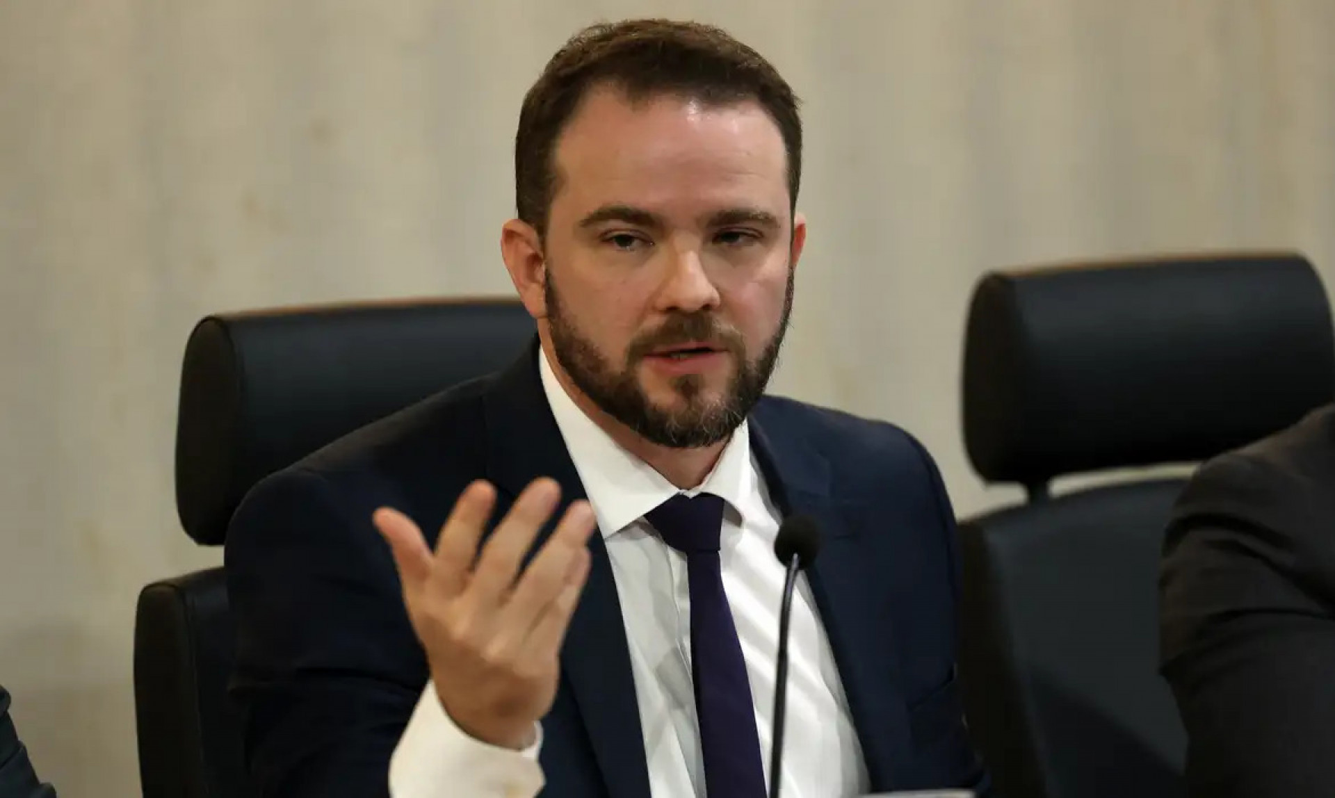 Governo eleva imposto do cigarro para bancar querosene de aviação e biodiesel