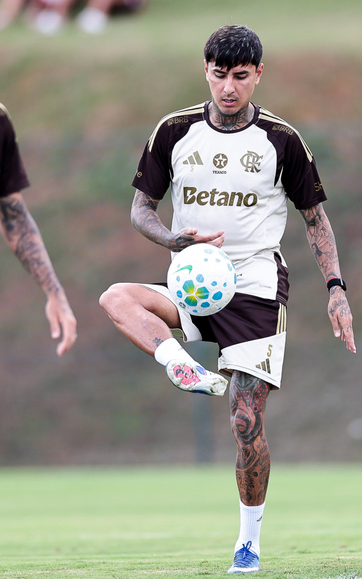 Erick Pulgar, volante do Flamengo, em treino na &uacute;ltima quinta-feira (2) - Gilvan de Souza / Flamengo