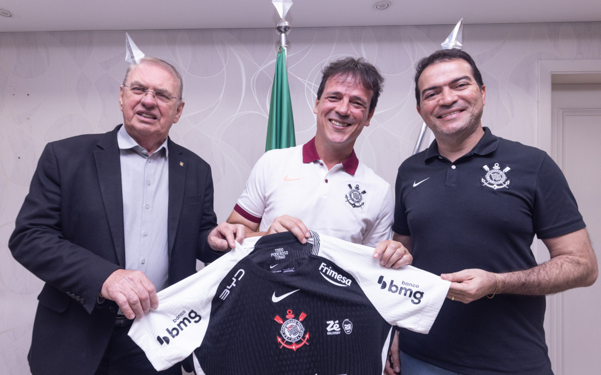 Fernando Diniz (ao centro) com a camisa do Corinthians