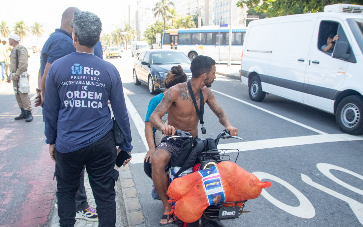 Fiscaliza&ccedil;&atilde;o da Seop na Praia do Leme, na Zona Sul 