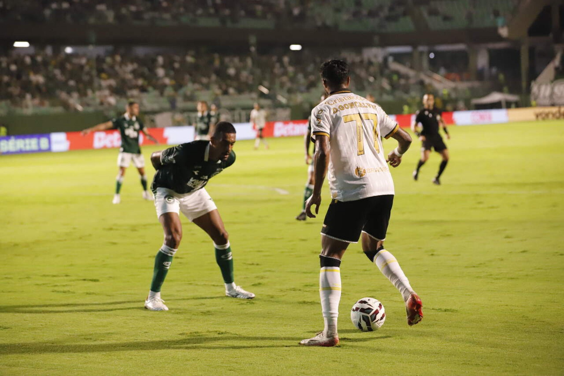 No dia em que completa 83 anos, Goi&aacute;s vence e assume a ponta da S&eacute;rie B