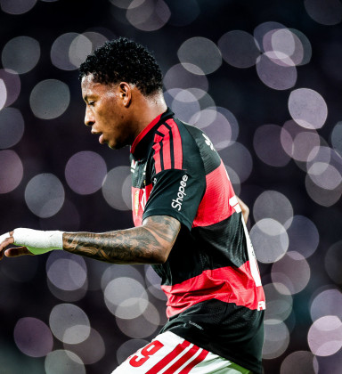 Após polêmica, Plata dá assistência e tem boa atuação contra Santos