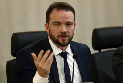 Governo eleva imposto do cigarro para bancar querosene de aviação e biodiesel