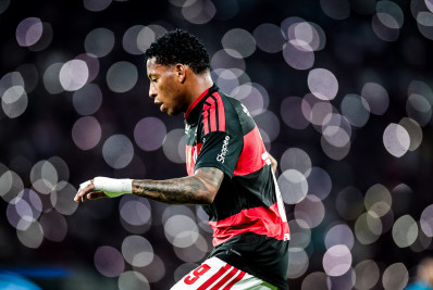 Após polêmica, Plata dá assistência e tem boa atuação contra Santos