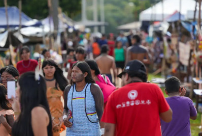 Indígenas chegam a Brasília para o Acampamento Terra Livre