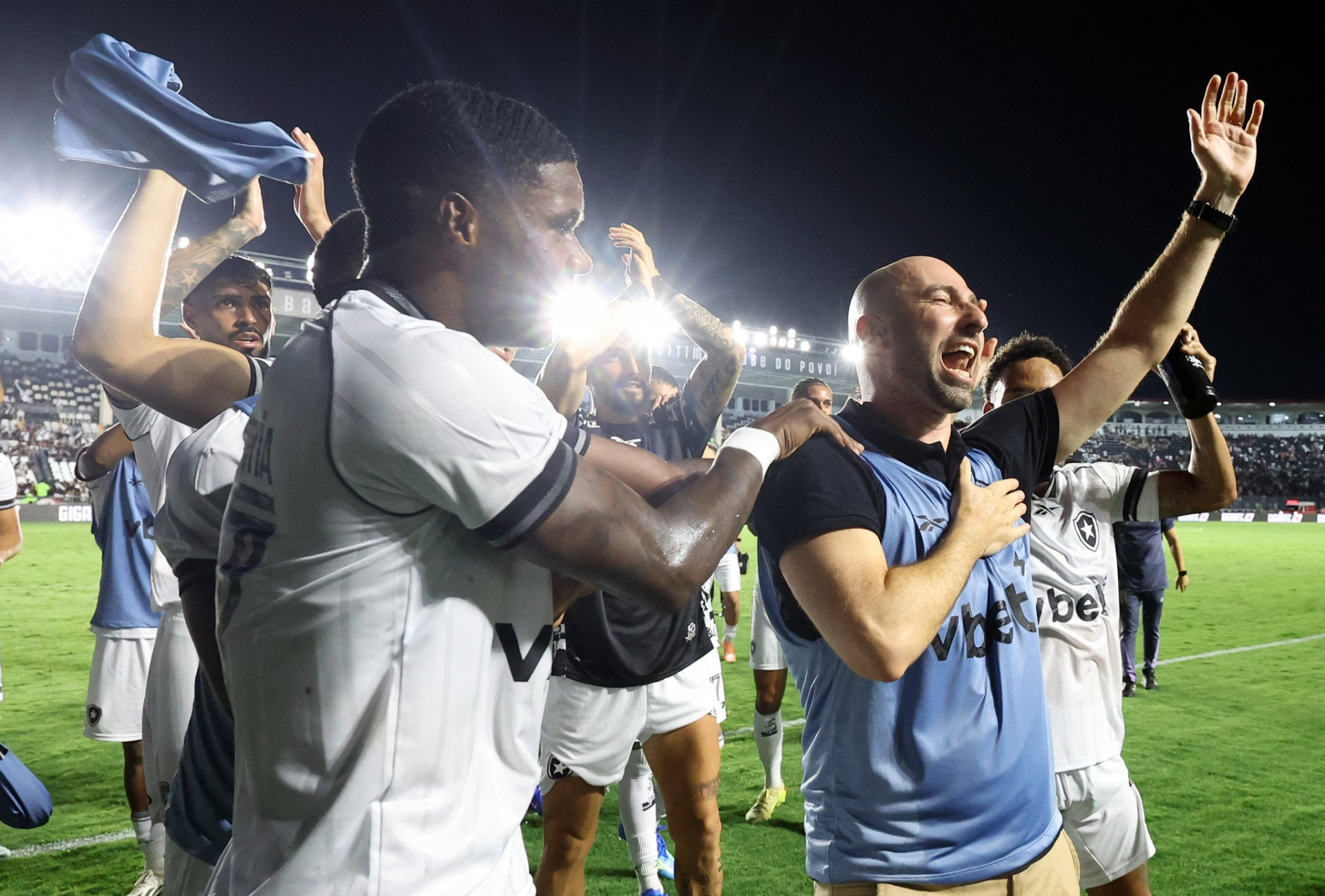 Botafogo investe alto em Bell&atilde;o