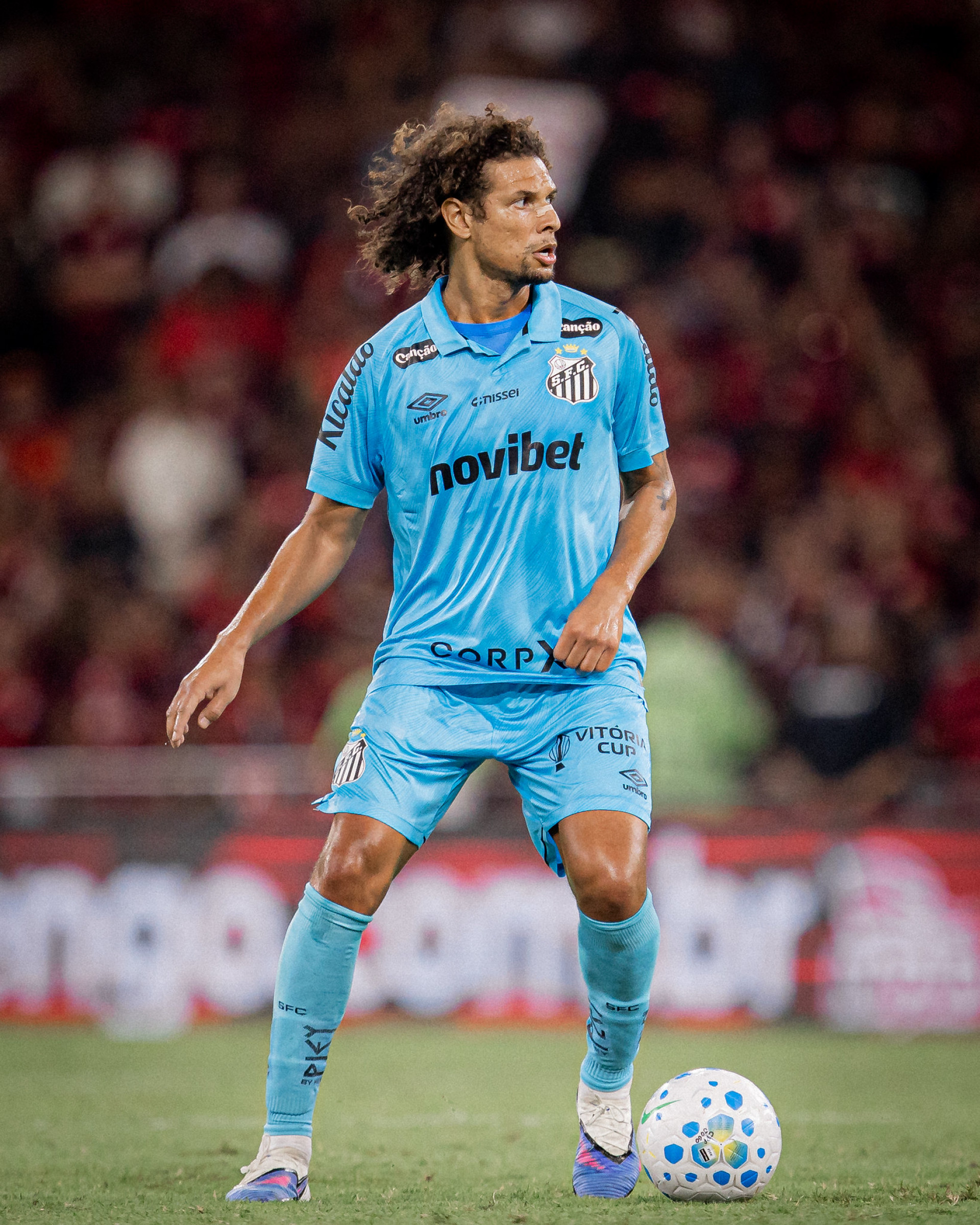 Volante do Santos, Arão destaca carinho e respeito pela torcida do Flamengo