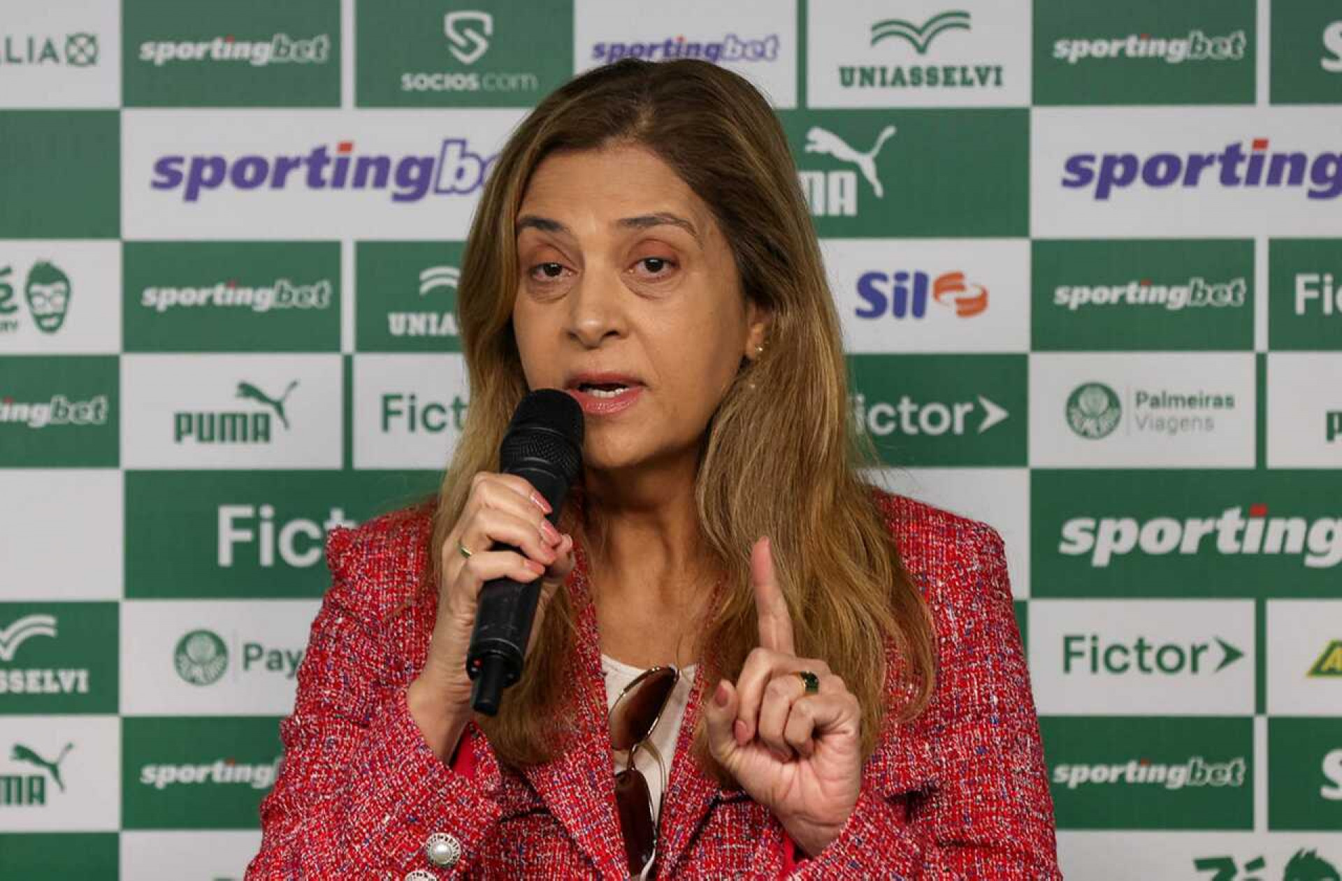 “Sempre que o Palmeiras vence, tem esc&acirc;ndalo”, dispara Leila ao Bahia