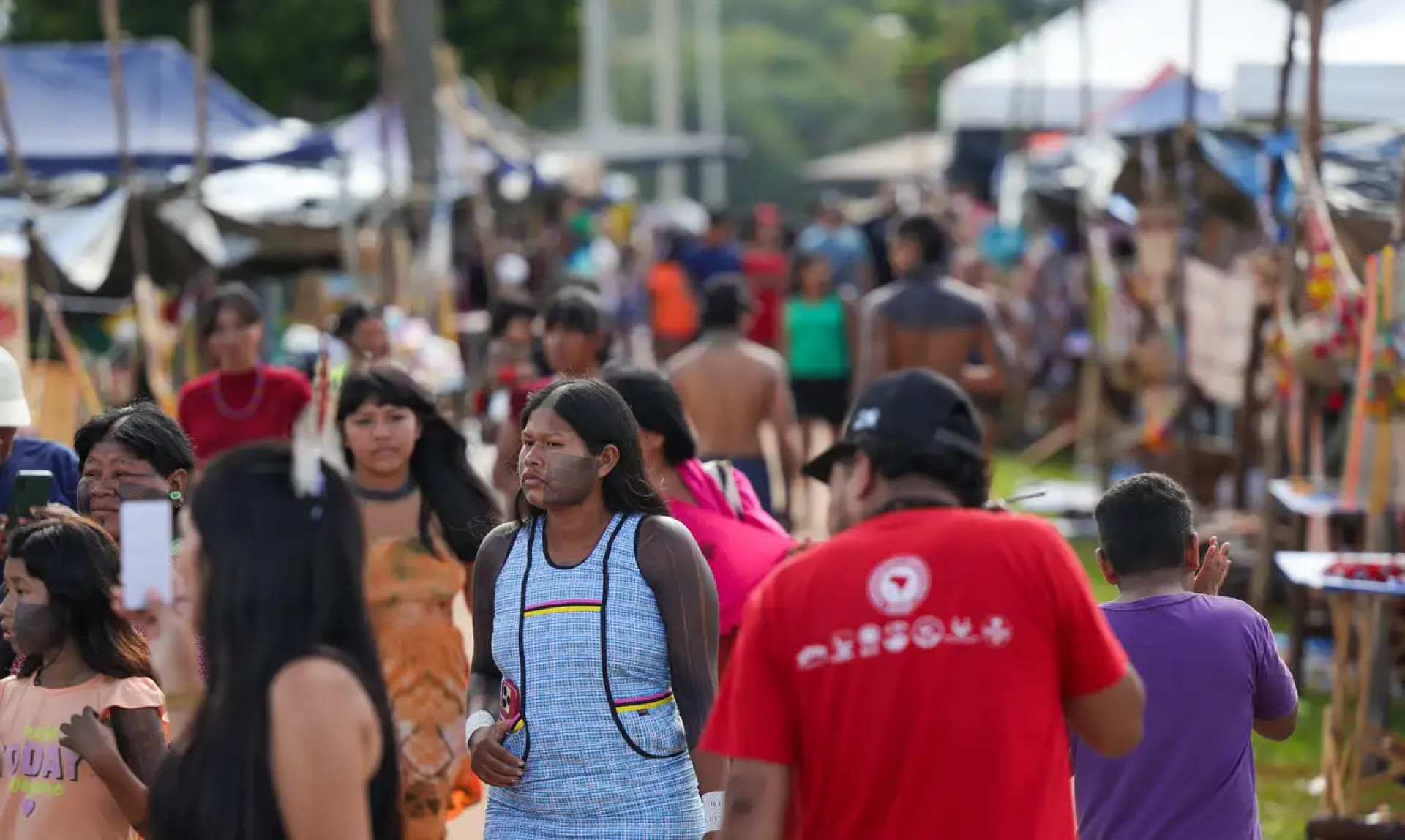 Indígenas chegam a Brasília para o Acampamento Terra Livre