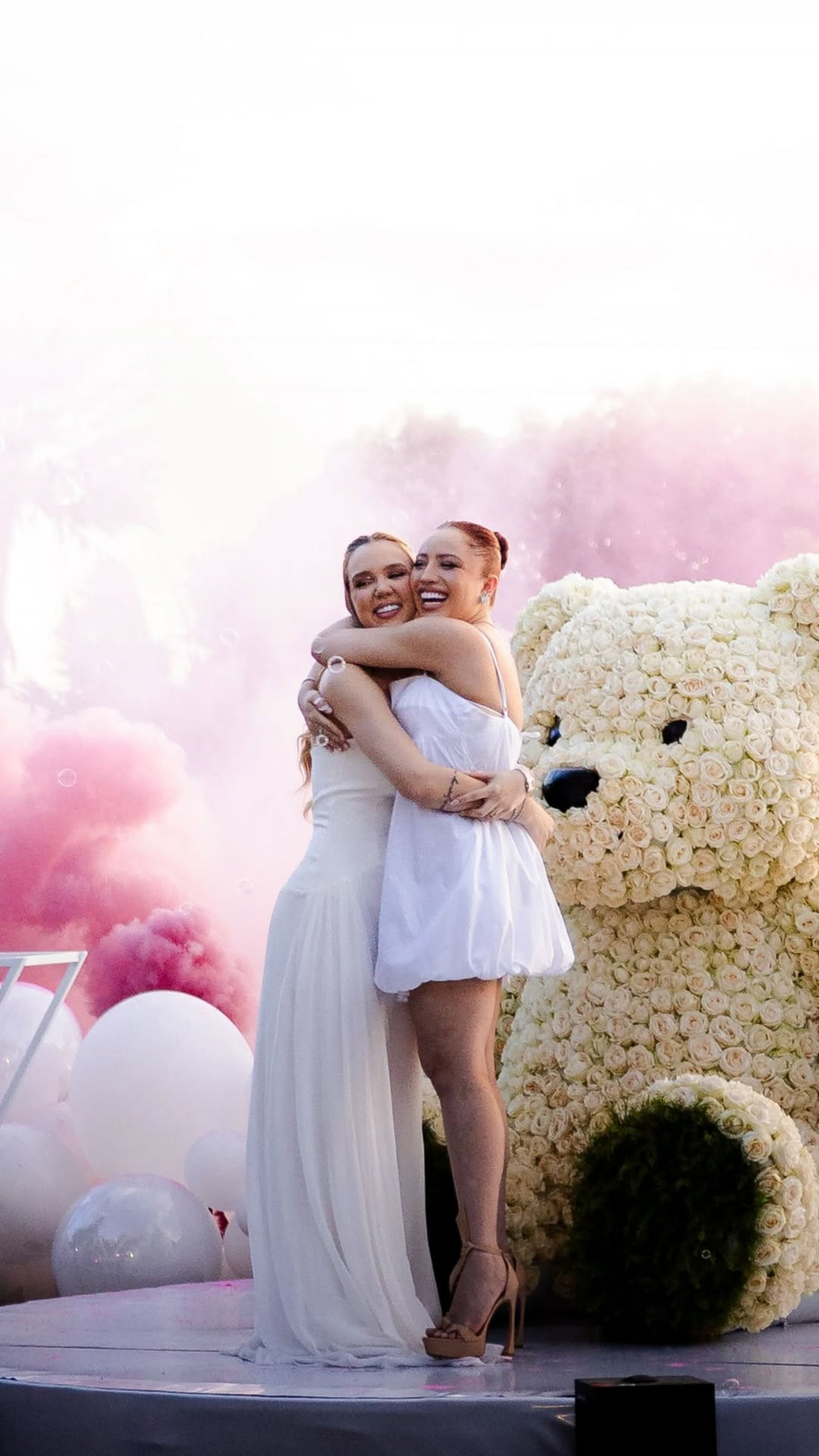 Mari Fernandez e J&uacute;lia Ribeiro ser&atilde;o m&atilde;es de uma menina  - Reprodu&ccedil;&atilde;o/Instagram 