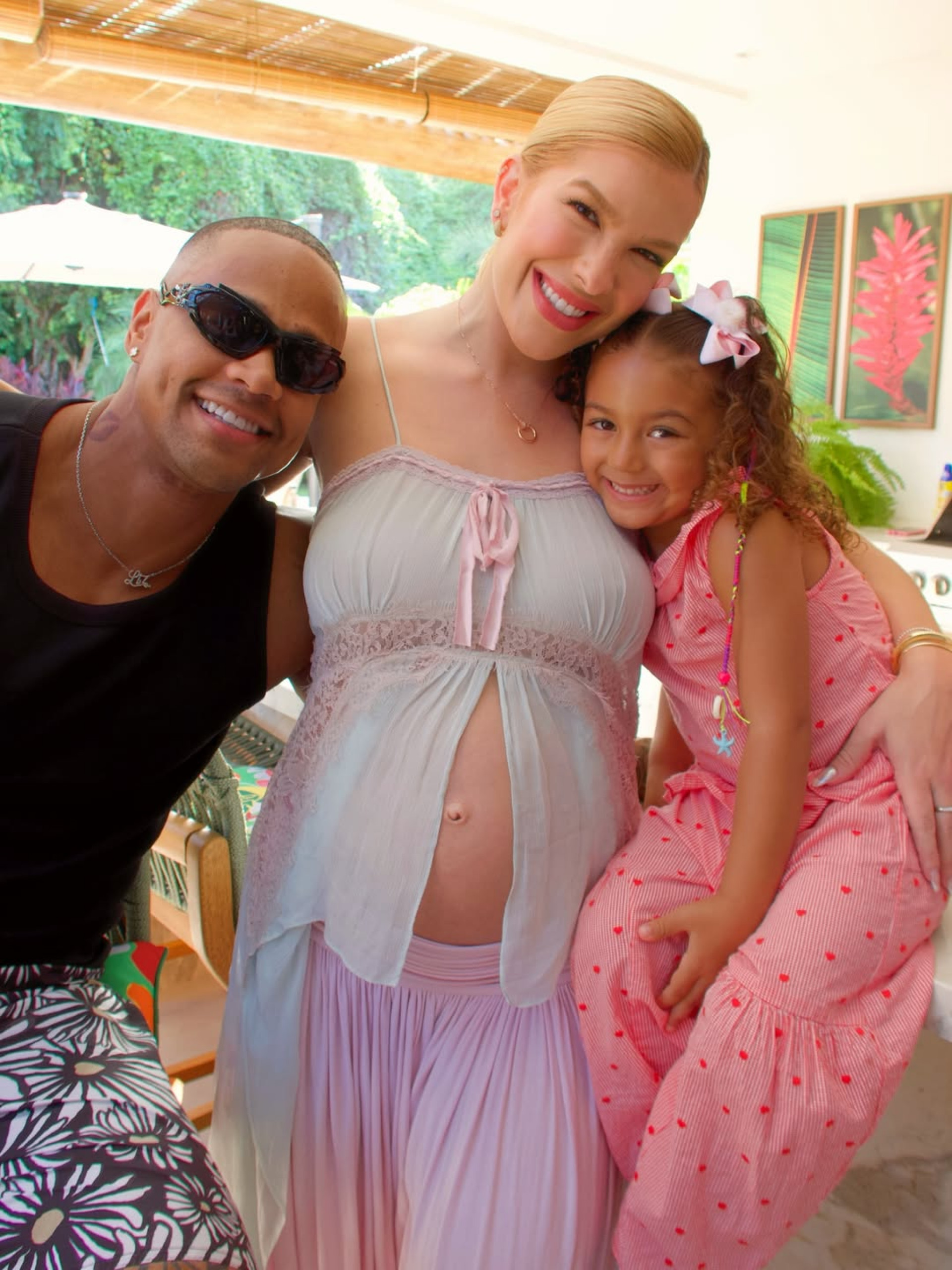 Pais de Liz, Léo Santana e Lore Improta estão à espera do segundo filho, que se chamará Levi - Reprodução / Instagram