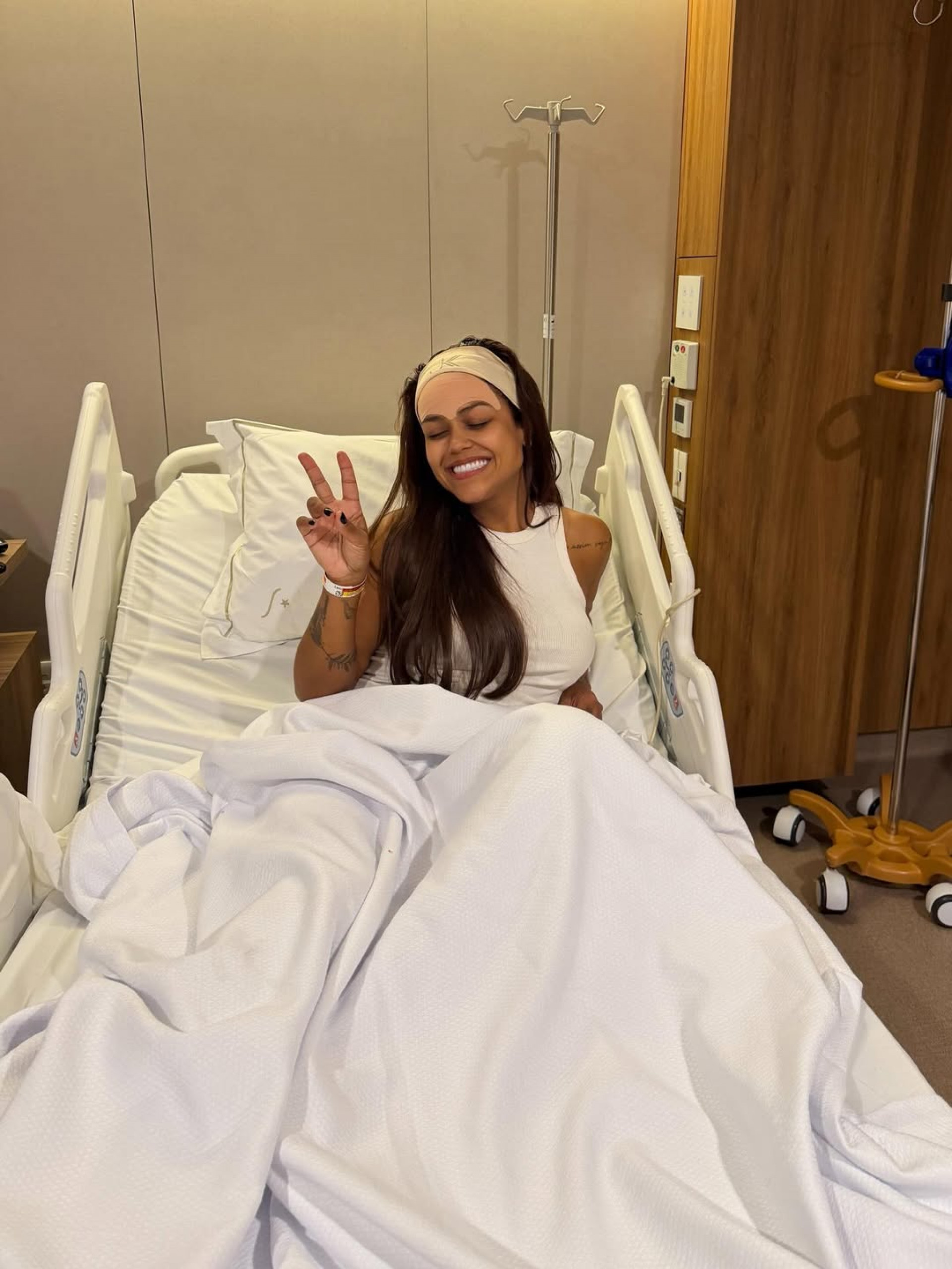 Camila Loures realiza cirurgia de remoção da veia da testa - Reprodução / Instagram