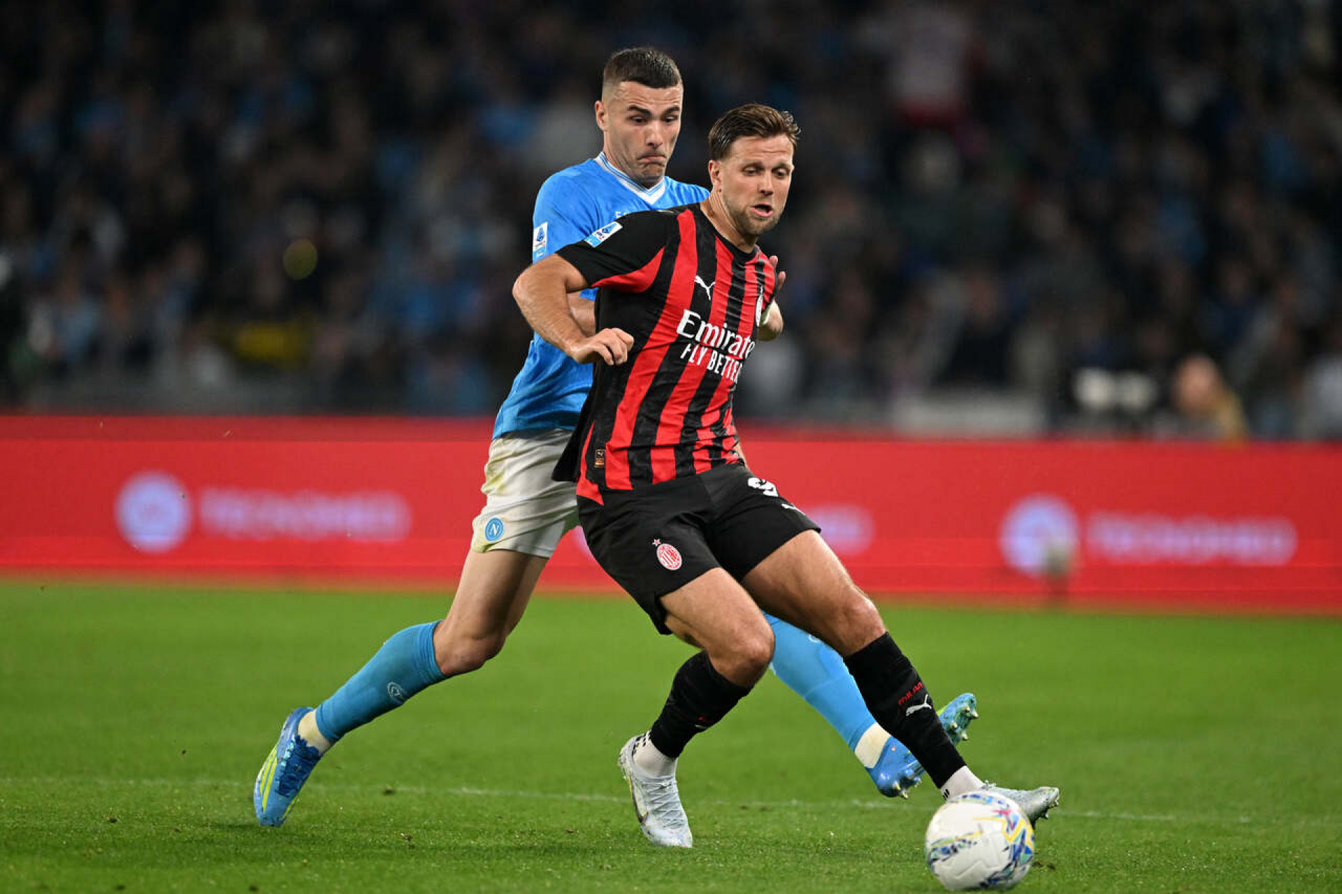 Napoli vence o Milan, ultrapassa o rival e &eacute; o novo vice-l&iacute;der do Italiano