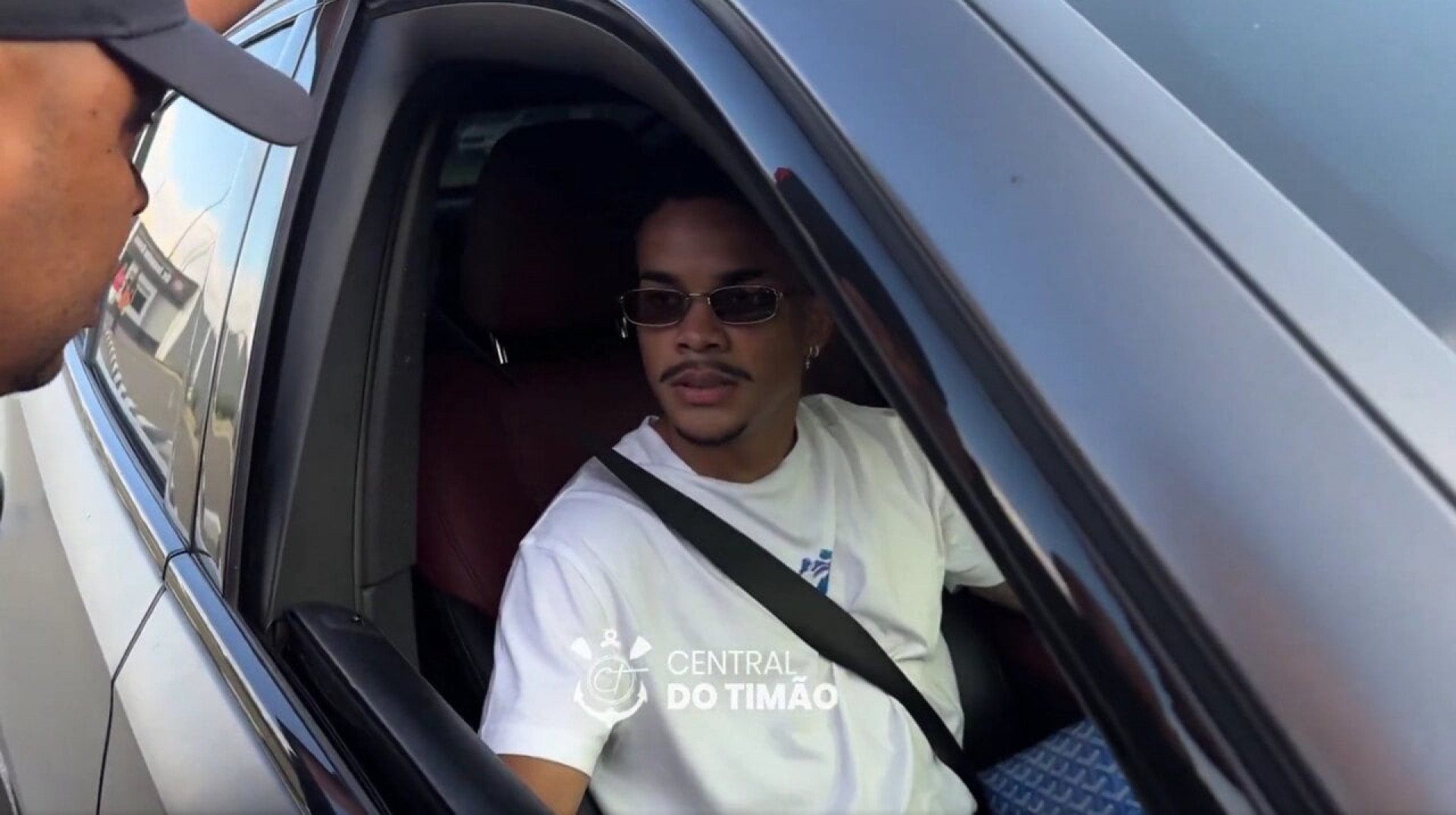 Torcedores fazem cobran&ccedil;a ao elenco do Corinthians no CT