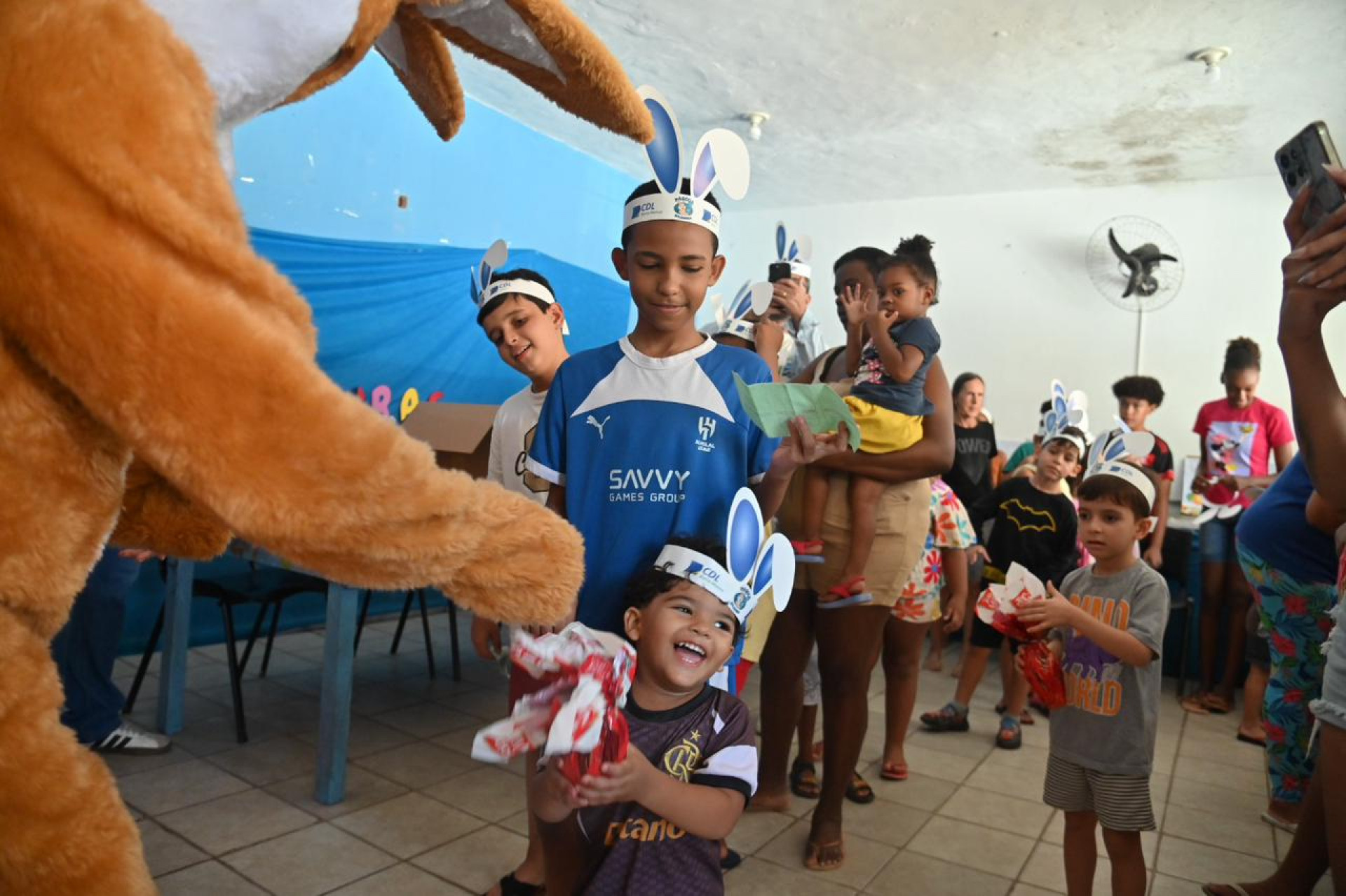 Parceria entre Prefeitura e CDL Jovem leva alegria da Páscoa a mais de 200 crianças atendidas pelos Cras