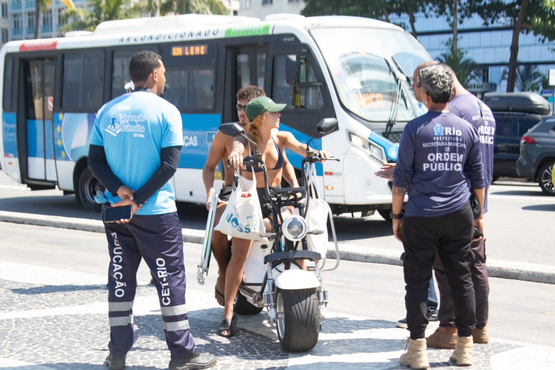 Seop iniciou fiscalização dos veículos na Praia do Leme - Érica Martin / Agência O Dia