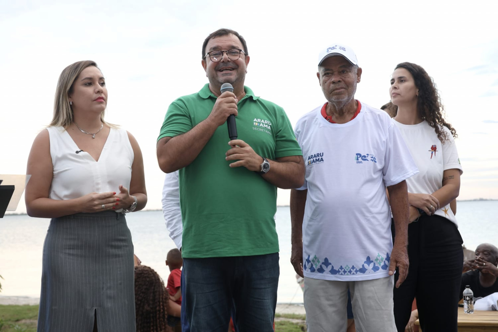 Autoridades acompanham inauguração da Praça dos Pescadores. - Reprodução/ Ascom
