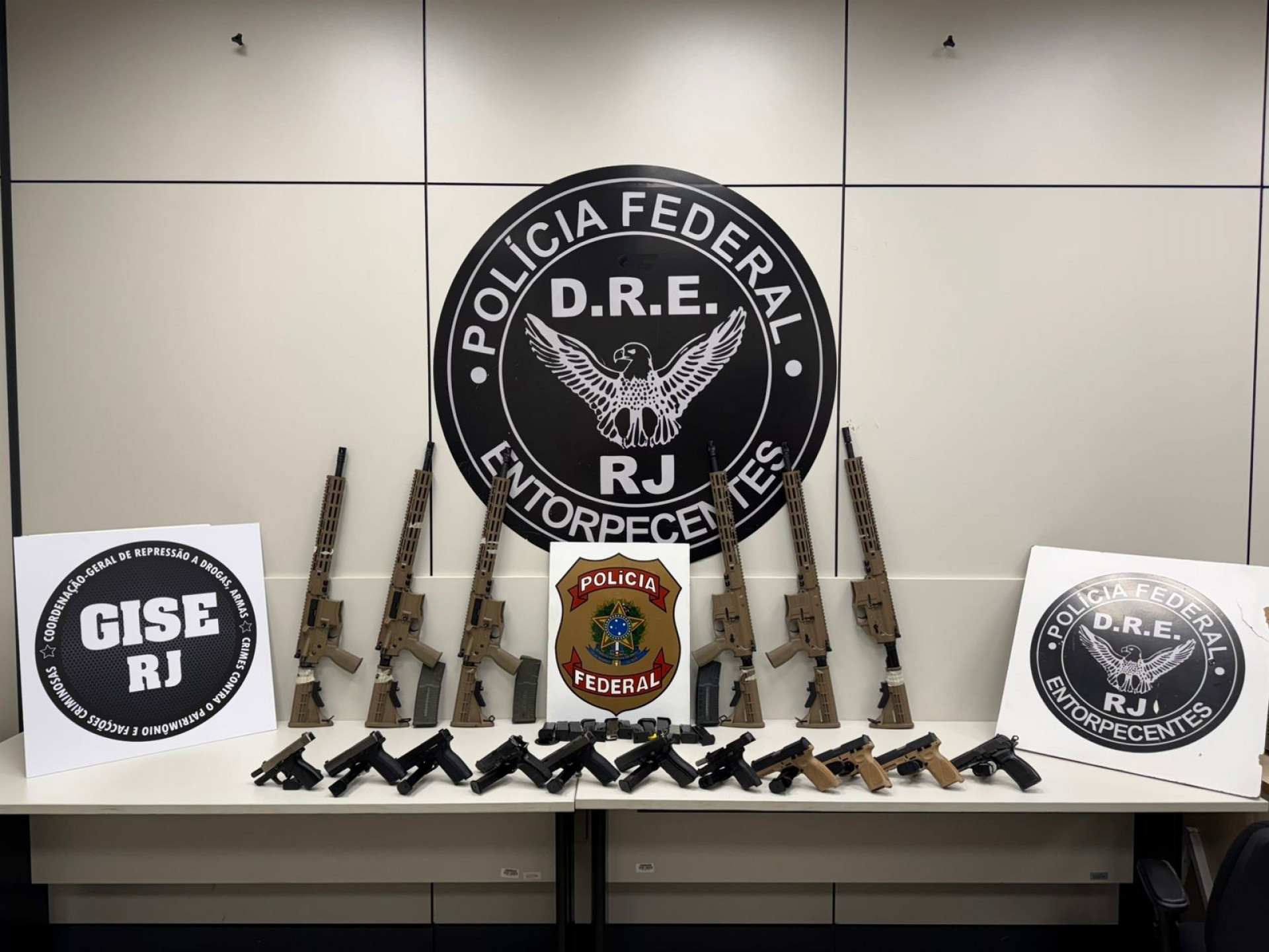 Fuzis e pistolas estavam escondidos em fundo falso criado na lataria de um carro - Divulgação / PF