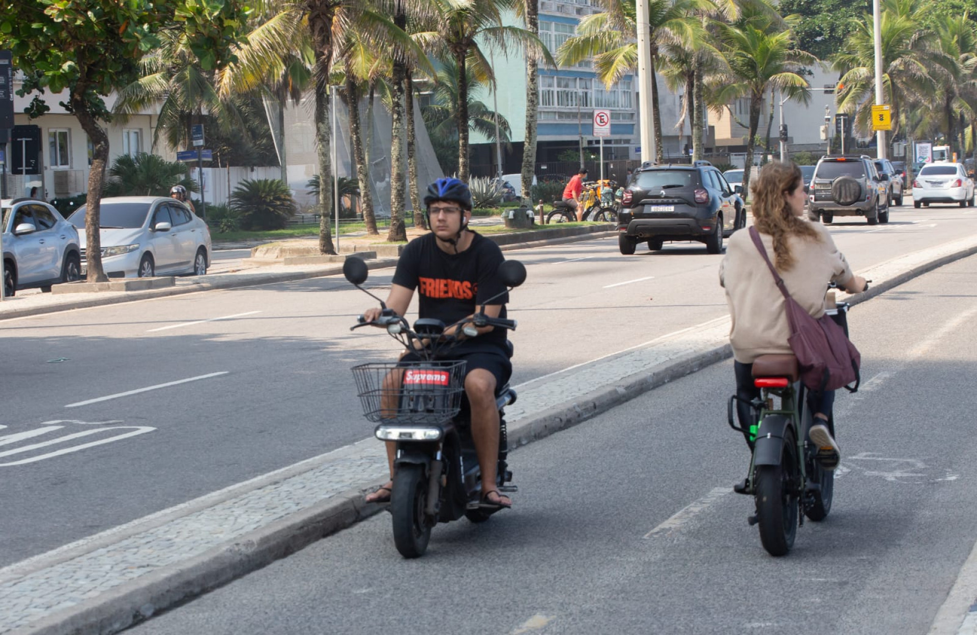 Bicicletas elétricas, que possuem pedal, podem circular nas ciclovias - Érica Martin / Agência O Dia