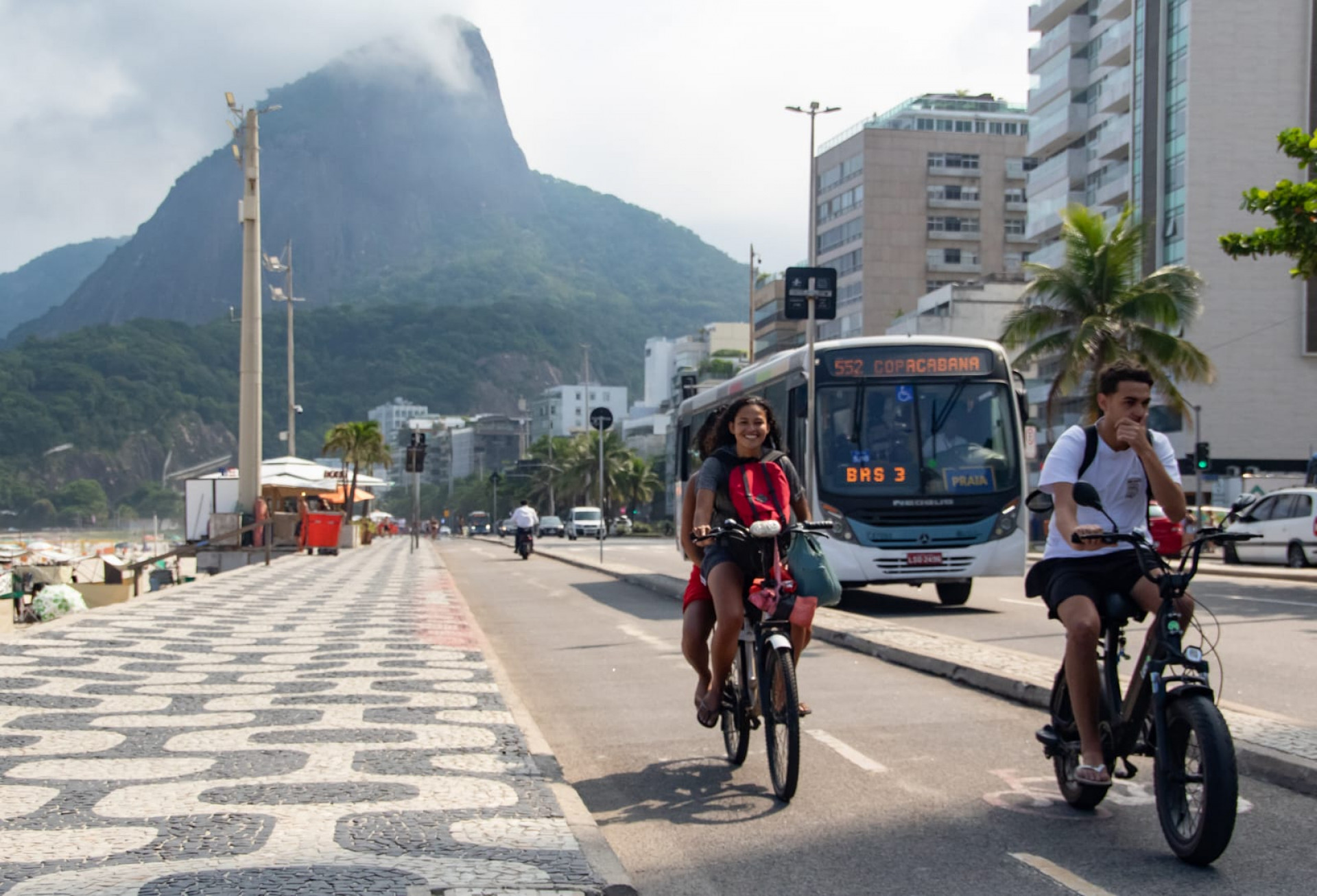 Bicicletas elétricas, que possuem pedal, podem circular nas ciclovias - Érica Martin / Agência O Dia