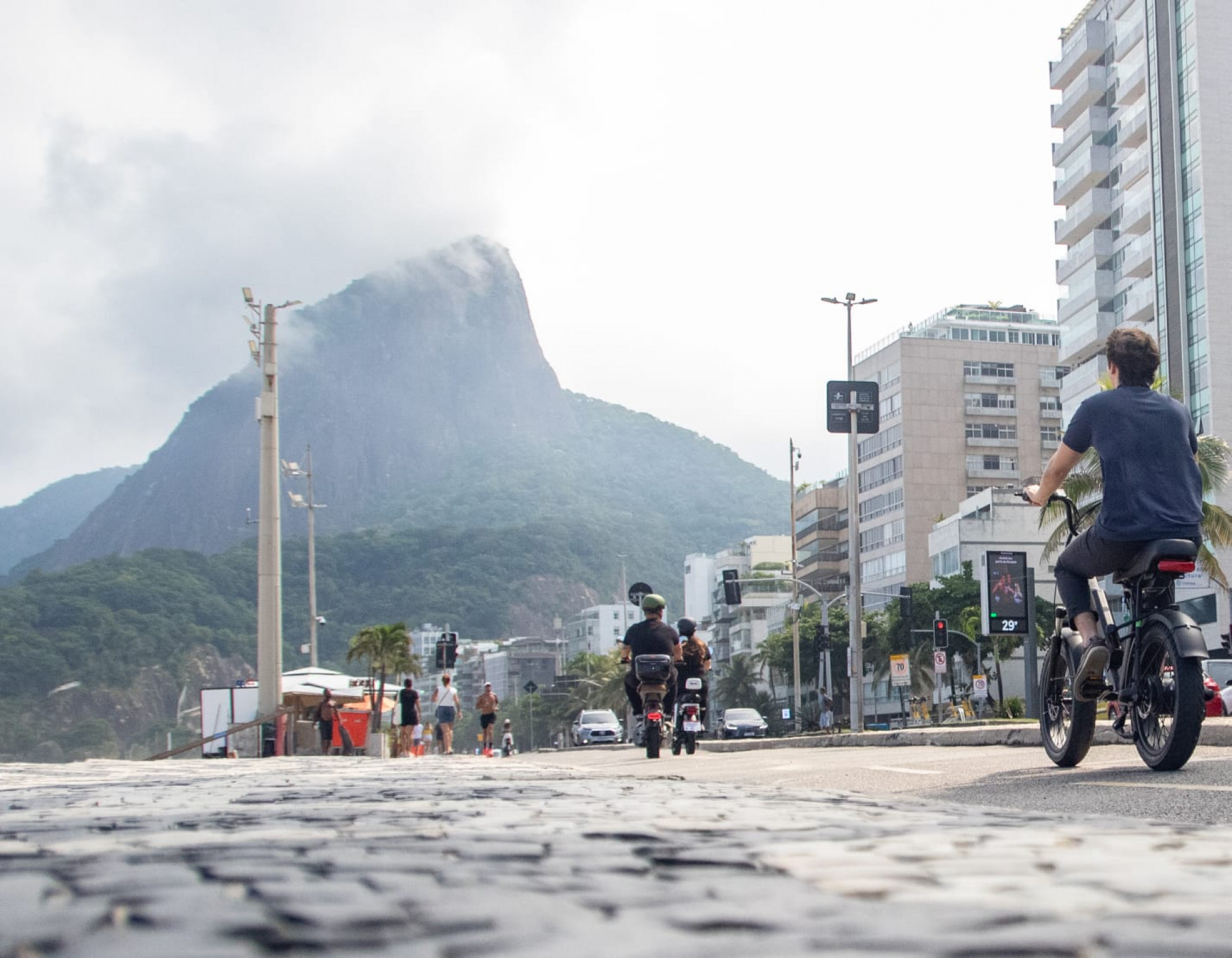 Bicicletas elétricas circulando pela ciclovia da Praia do Leme, na Zona Sul - Érica Martin / Agência O Dia