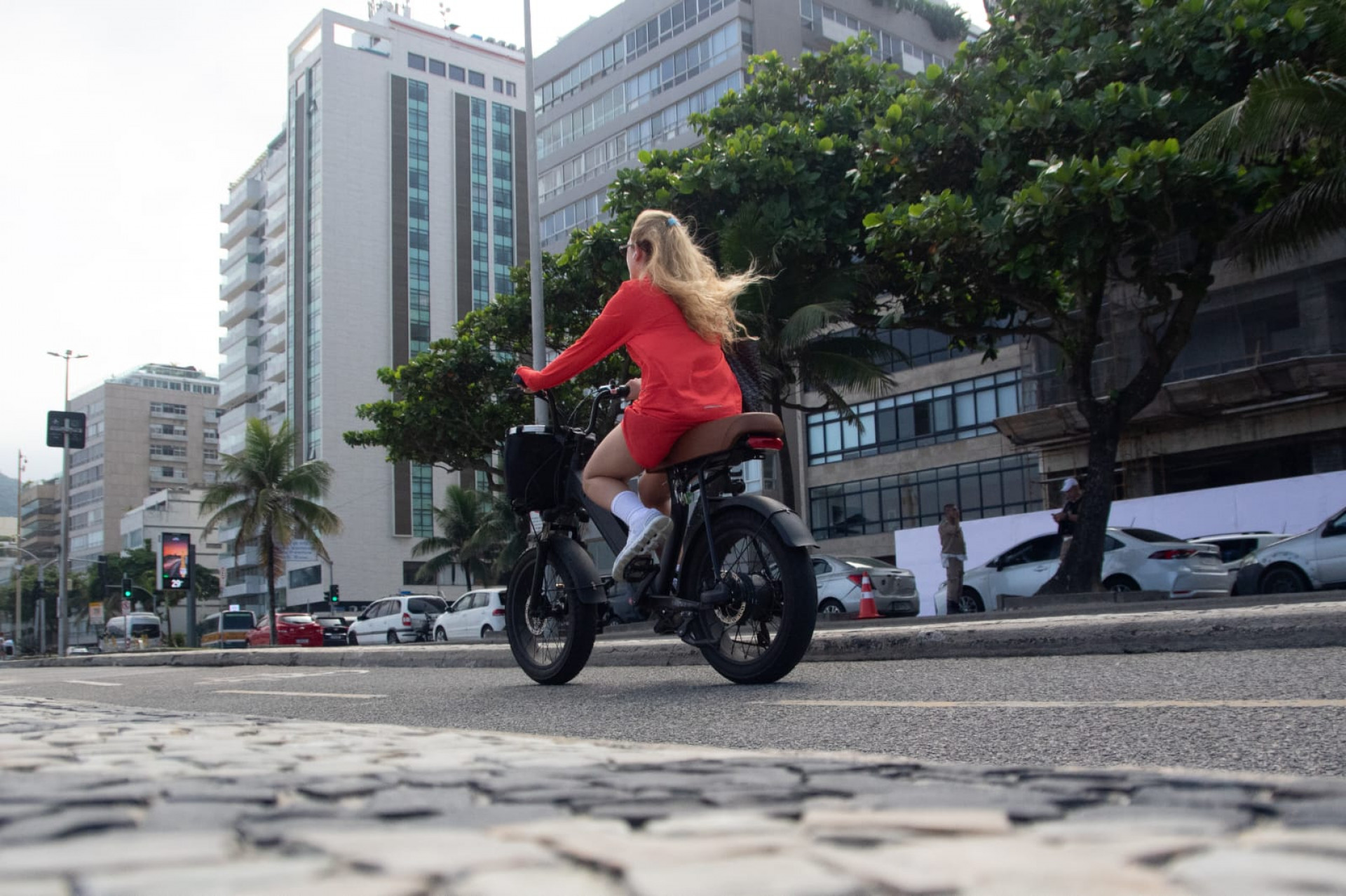Bicicletas elétricas circulando pela ciclovia da Praia do Leme, na Zona Sul - Érica Martin / Agência O Dia