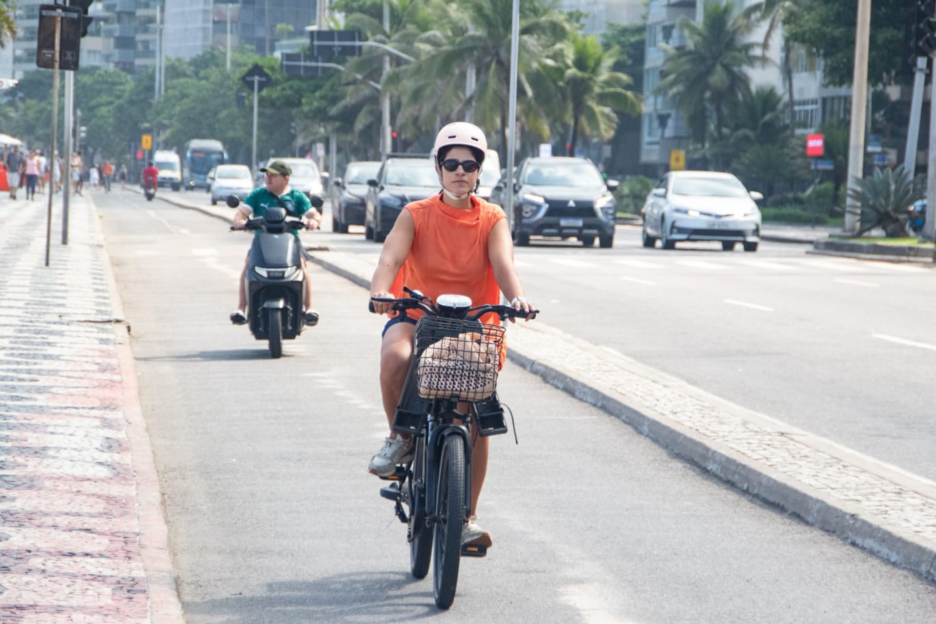 Bicicletas elétricas circulando pela ciclovia da Praia do Leme, na Zona Sul - Érica Martin / Agência O Dia
