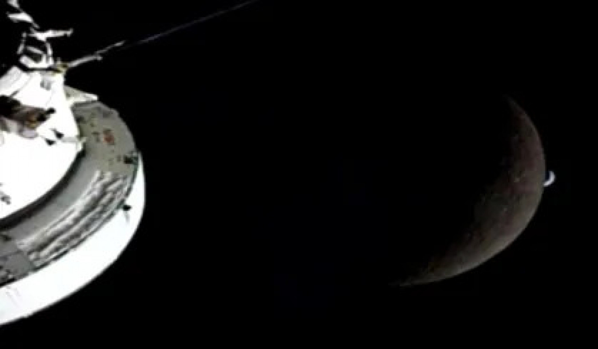 Artemis II completa volta ao redor da Lua após superar recorde de distância da Apollo 13