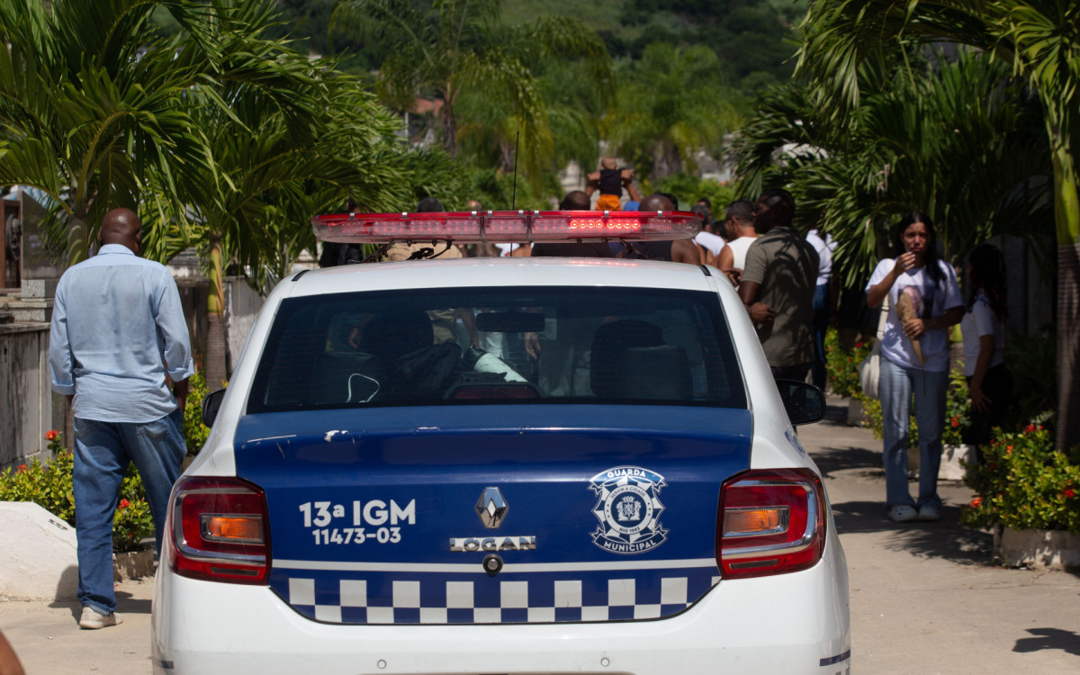 Familiares, amigos e colegas de profiss&atilde;o se despedem da guarda municipal Kelly Cristina Duffles Ribeiro
