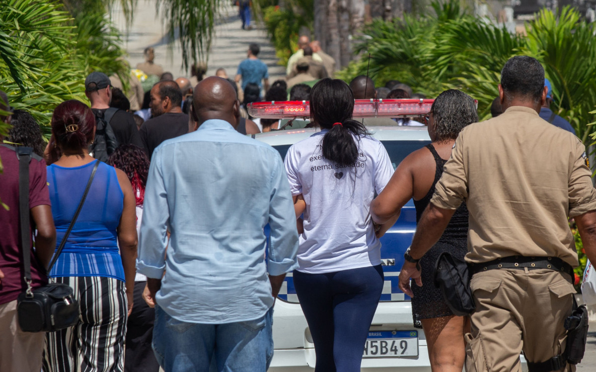 Familiares, amigos e colegas de profiss&atilde;o se despedem da guarda municipal Kelly Cristina Duffles Ribeiro