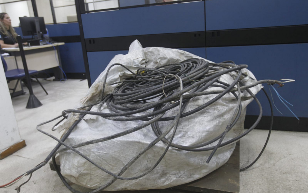 Fios apreendidos de um ferro-velho ilegal