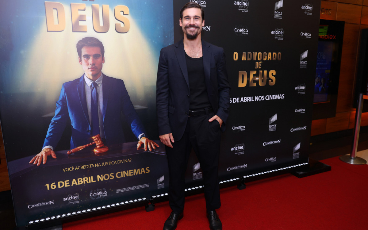 Nicolas Prattes em pré-estreia de filme 