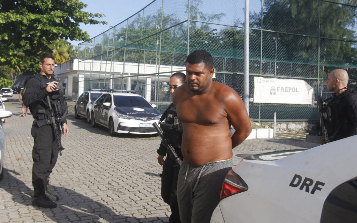Preso ligado ao ferro-velho ilegal chegando na Cidade da Pol&iacute;cia, nesta ter&ccedil;a-feira (7)