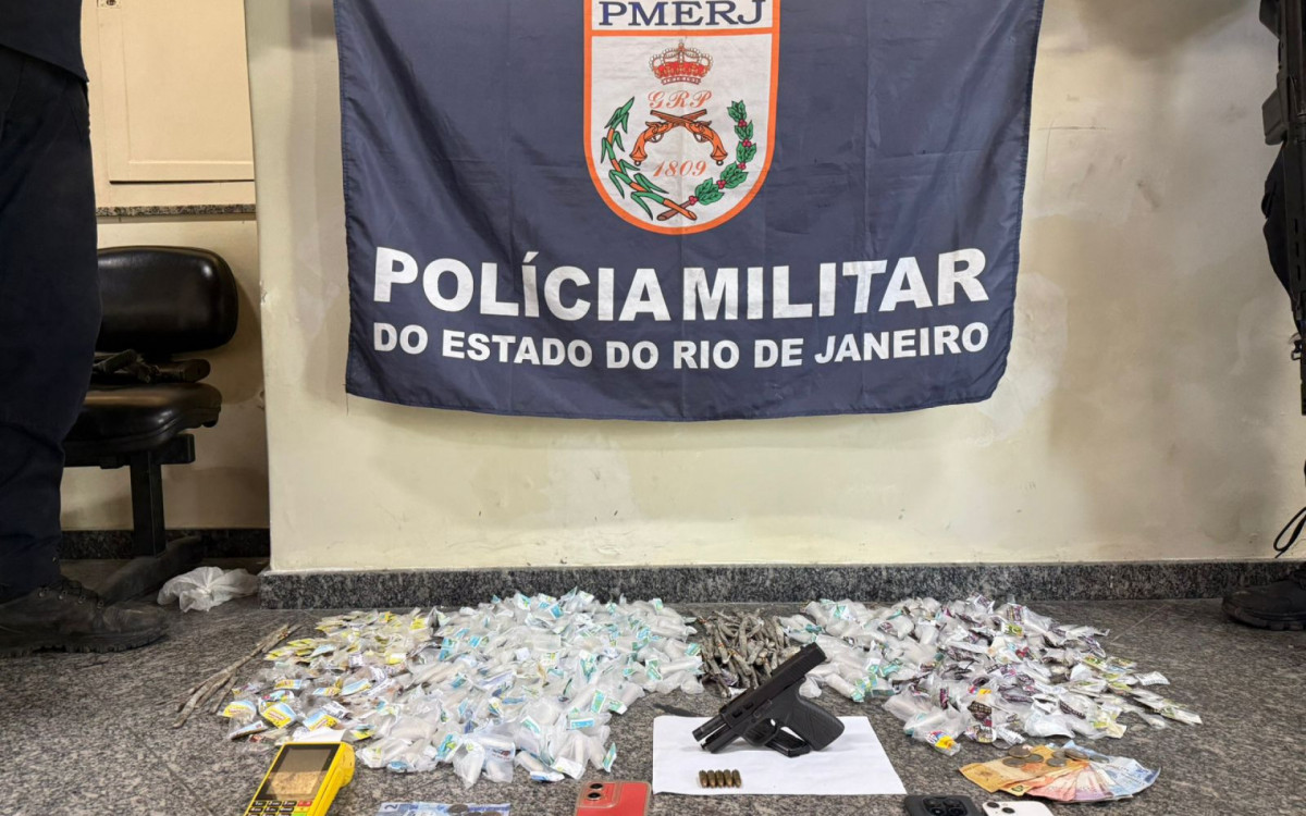 Foram apreendidos uma pistola calibre 9mm e uma quantidade significativa de drogas. - Divulgação