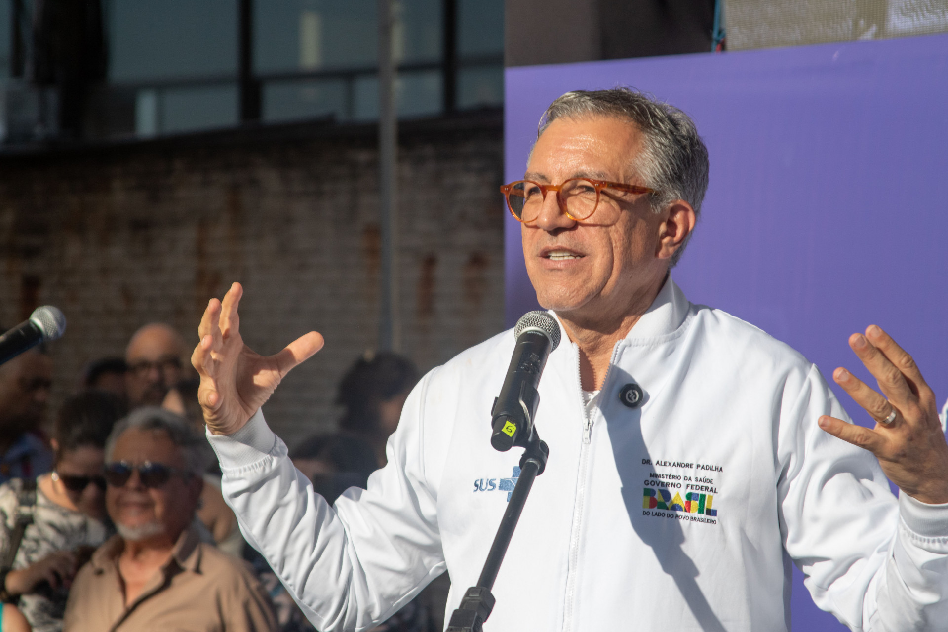Ministro da Saúde critica Flávio Bolsonaro: 'Bolsonarinho é antivacina'