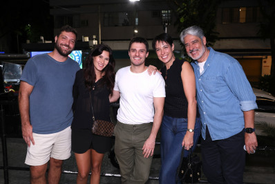 William Bonner faz rara aparição em família em estreia de espetáculo estrelado pelo primo