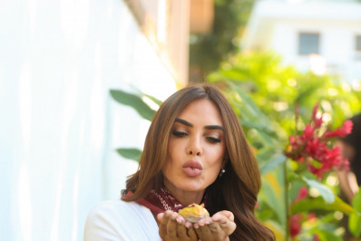 Nicole Bahls adota sapo para sua fazenda e batiza de 'Diogo Defante'